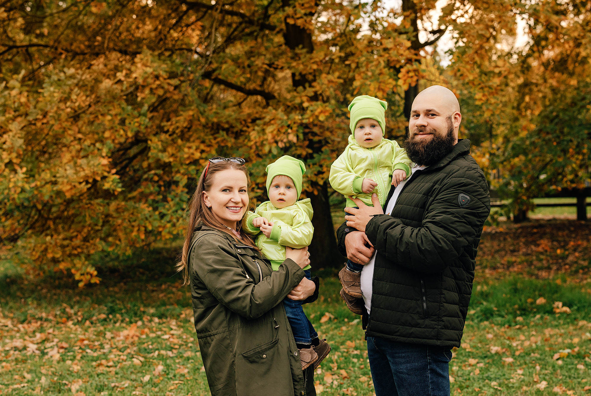 Анна с семьей в парке. Family and wedding photographer in Prague Natalia Fedori