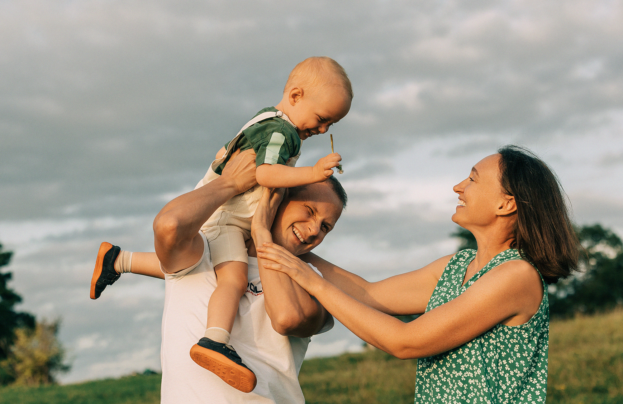 Таня, Андрей и Павел на вечерней прогулке. Rodinný a svatební fotograf v Praze