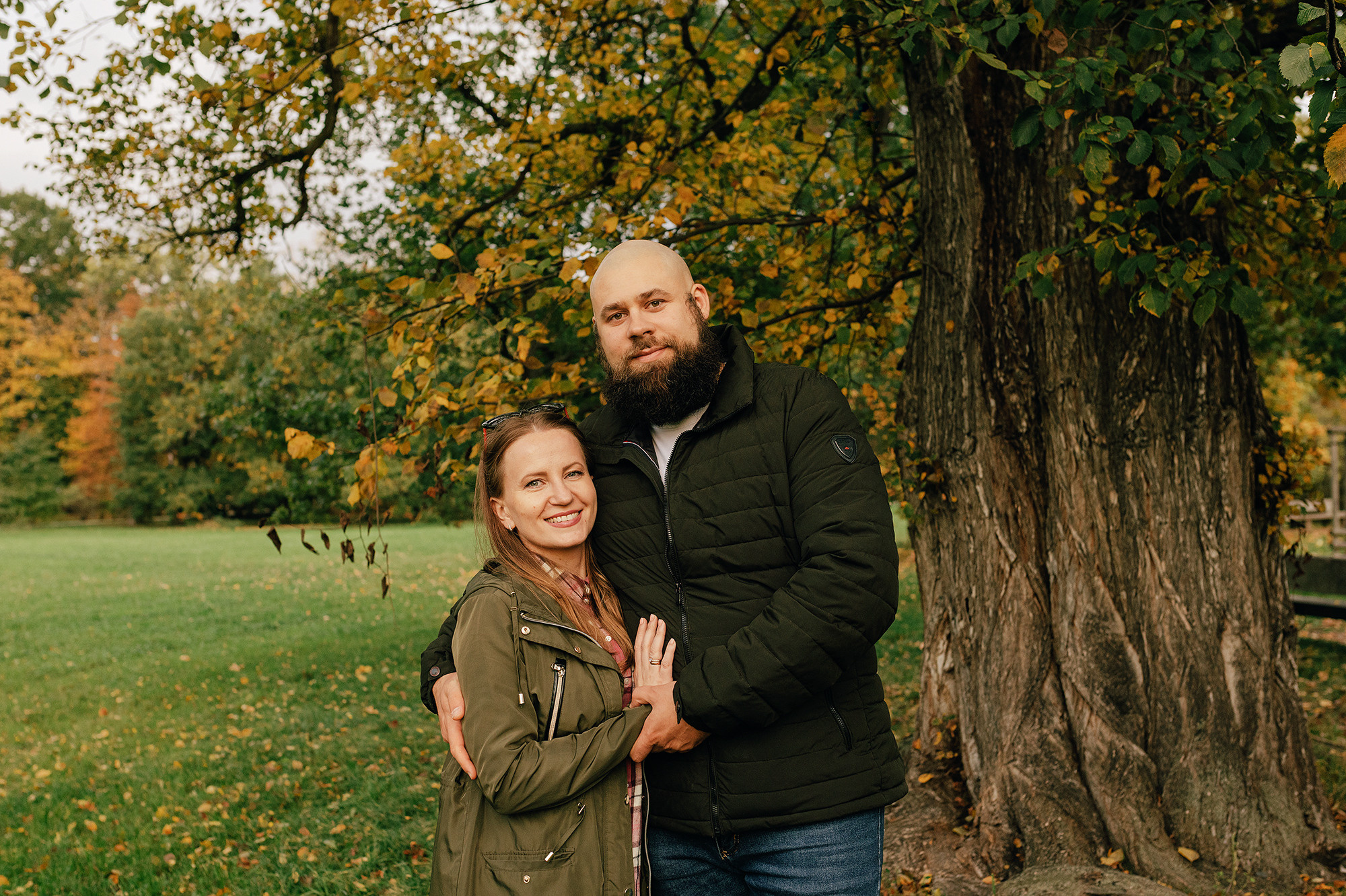 Анна с семьей в парке. Family and wedding photographer in Prague Natalia Fedori