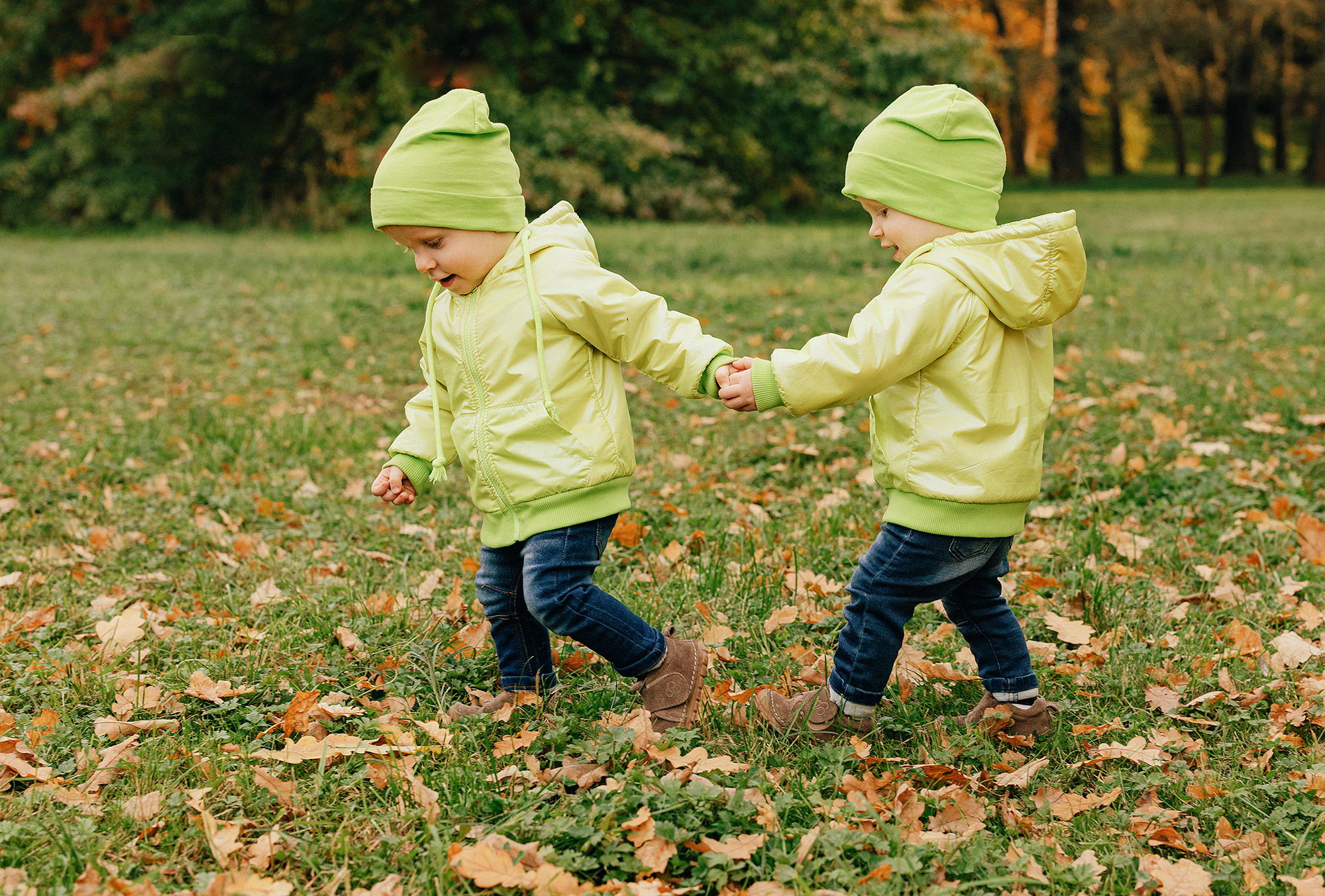 Анна с семьей в парке. Family and wedding photographer in Prague Natalia Fedori