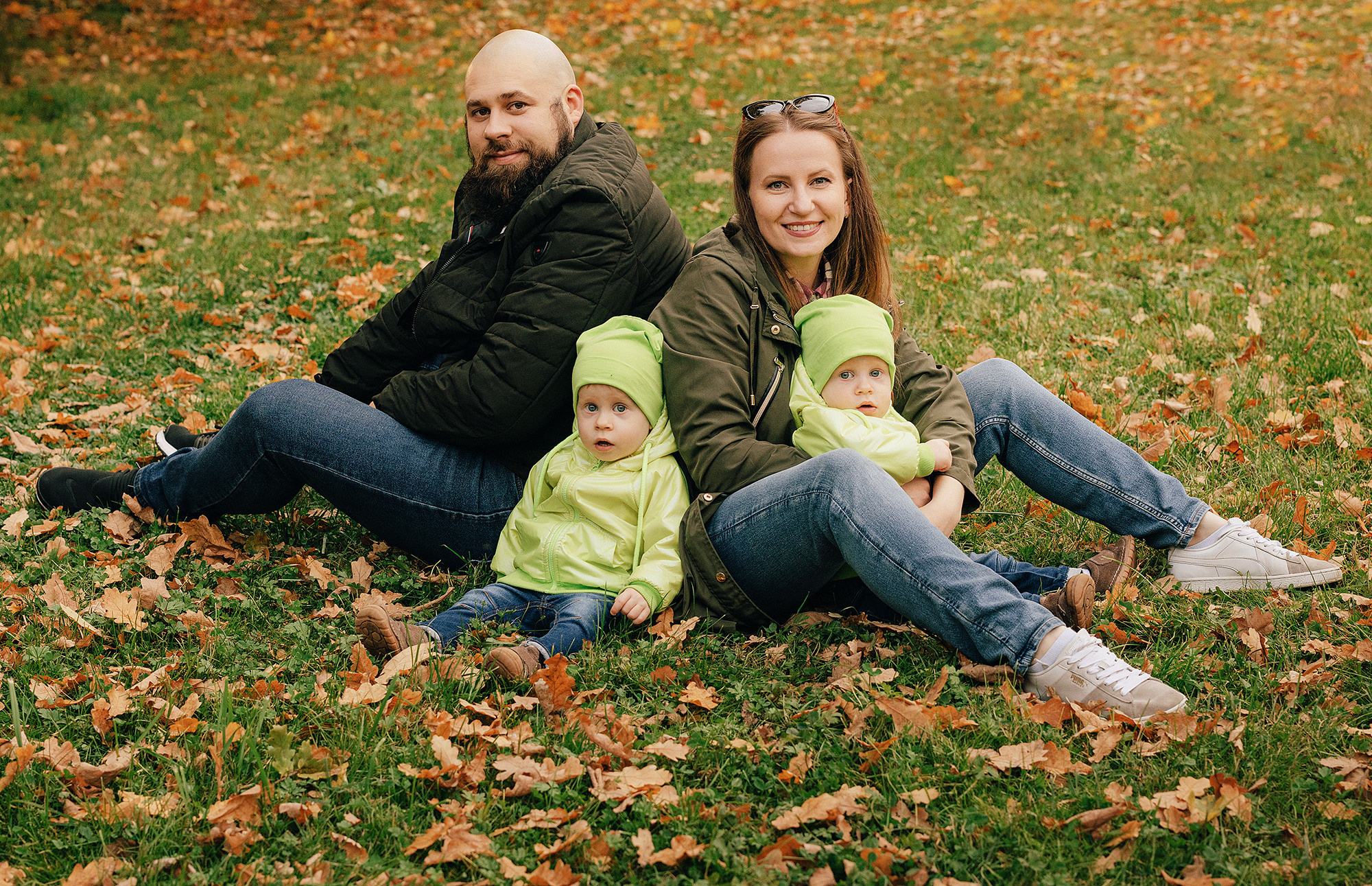 Анна с семьей в парке. Family and wedding photographer in Prague Natalia Fedori