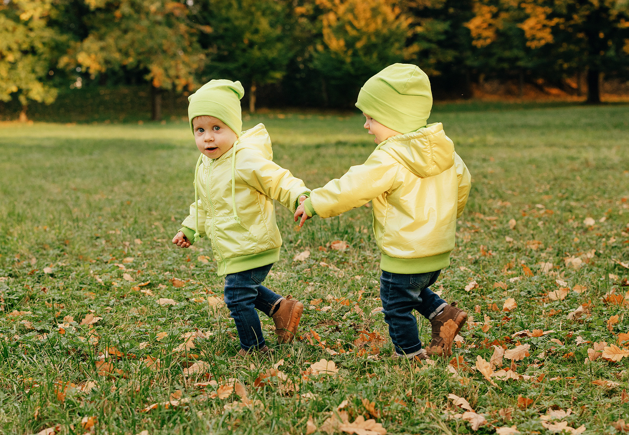 Анна с семьей в парке. Family and wedding photographer in Prague Natalia Fedori