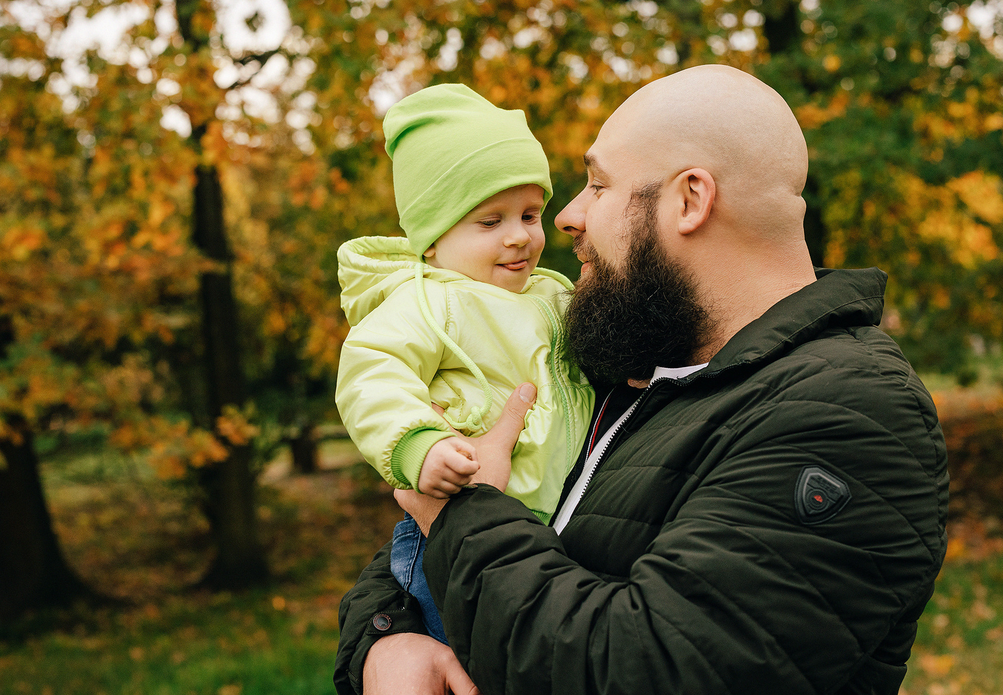 Анна с семьей в парке. Family and wedding photographer in Prague Natalia Fedori
