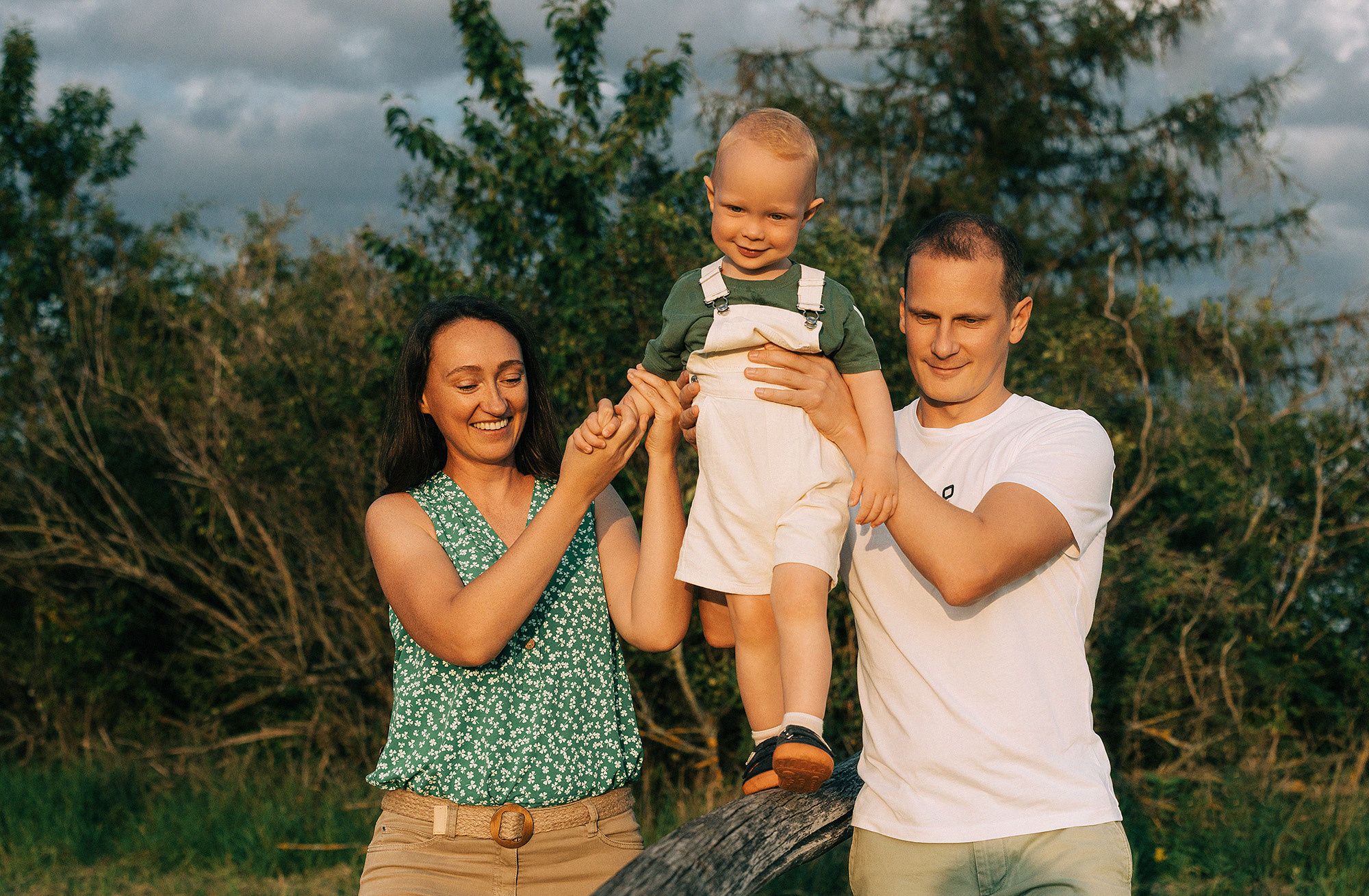 Таня, Андрей и Павел на вечерней прогулке. Rodinný a svatební fotograf v Praze