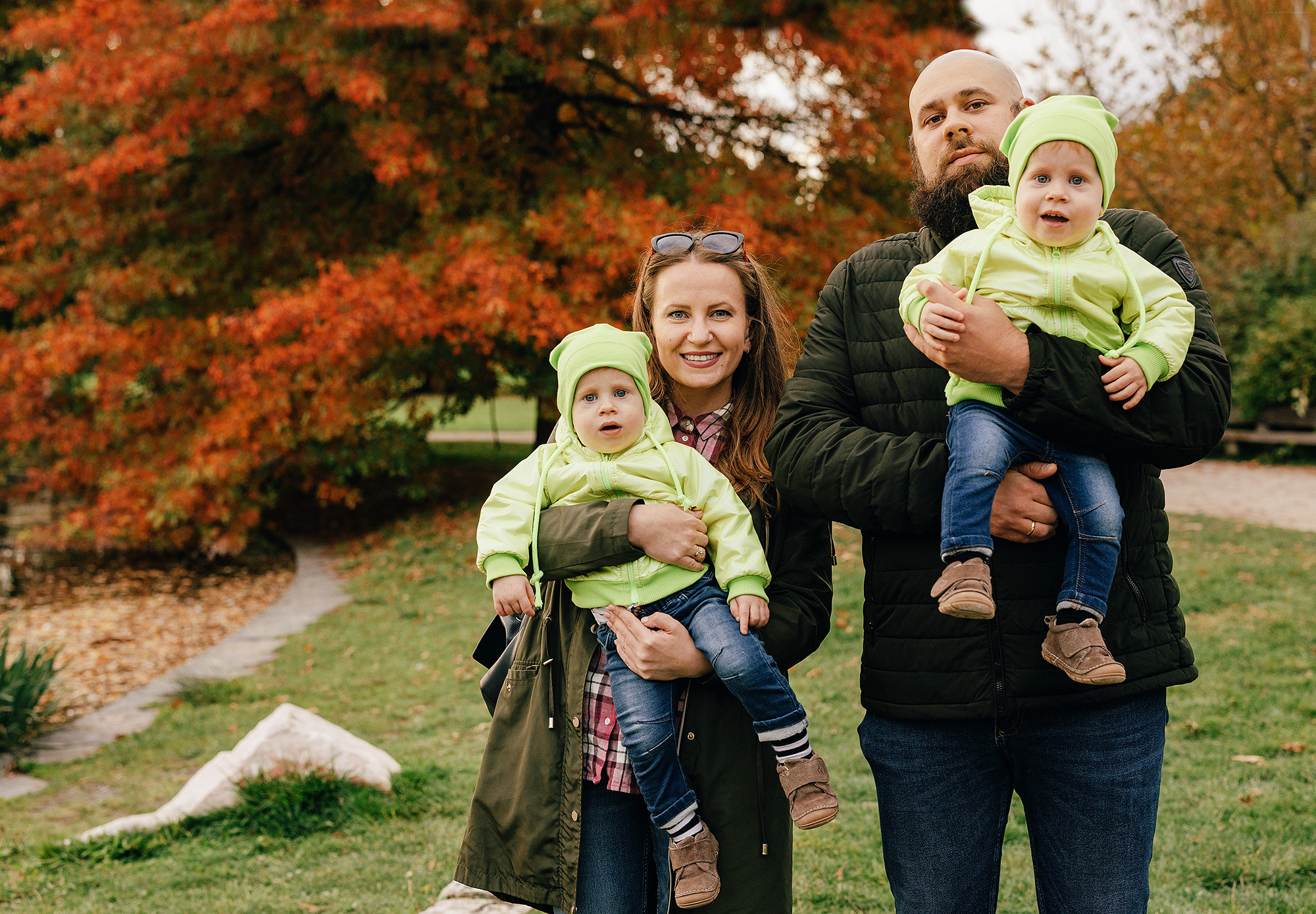 Анна с семьей в парке. Family and wedding photographer in Prague Natalia Fedori