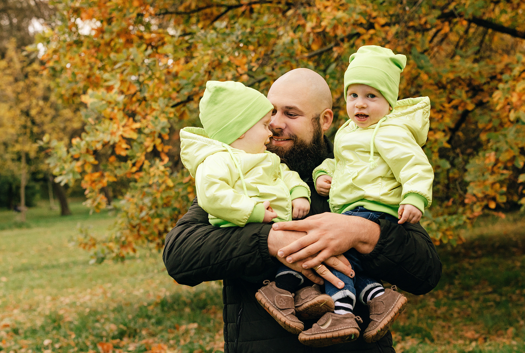 Анна с семьей в парке. Family and wedding photographer in Prague Natalia Fedori