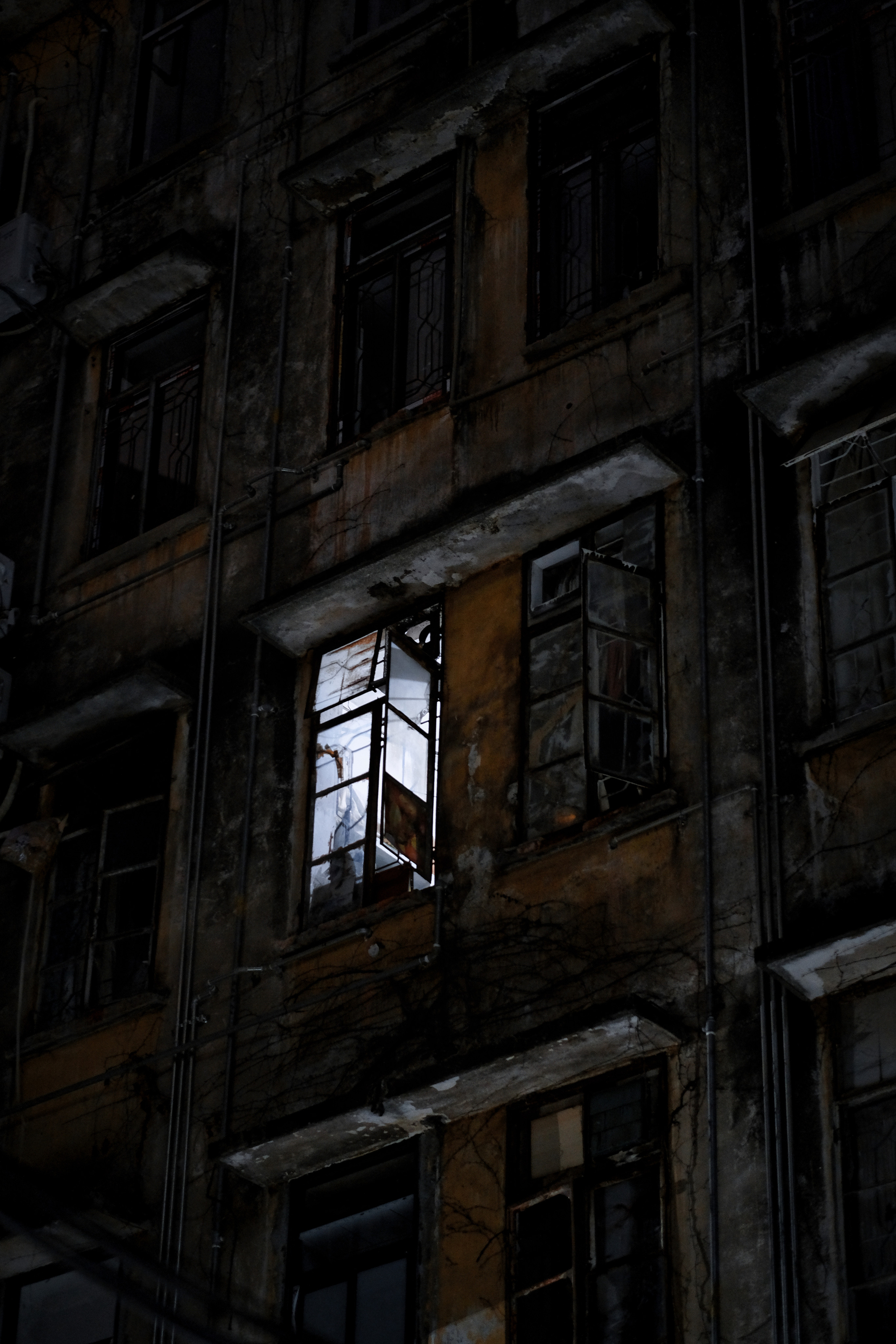 Abandoned house and one light in the window | 📍广州