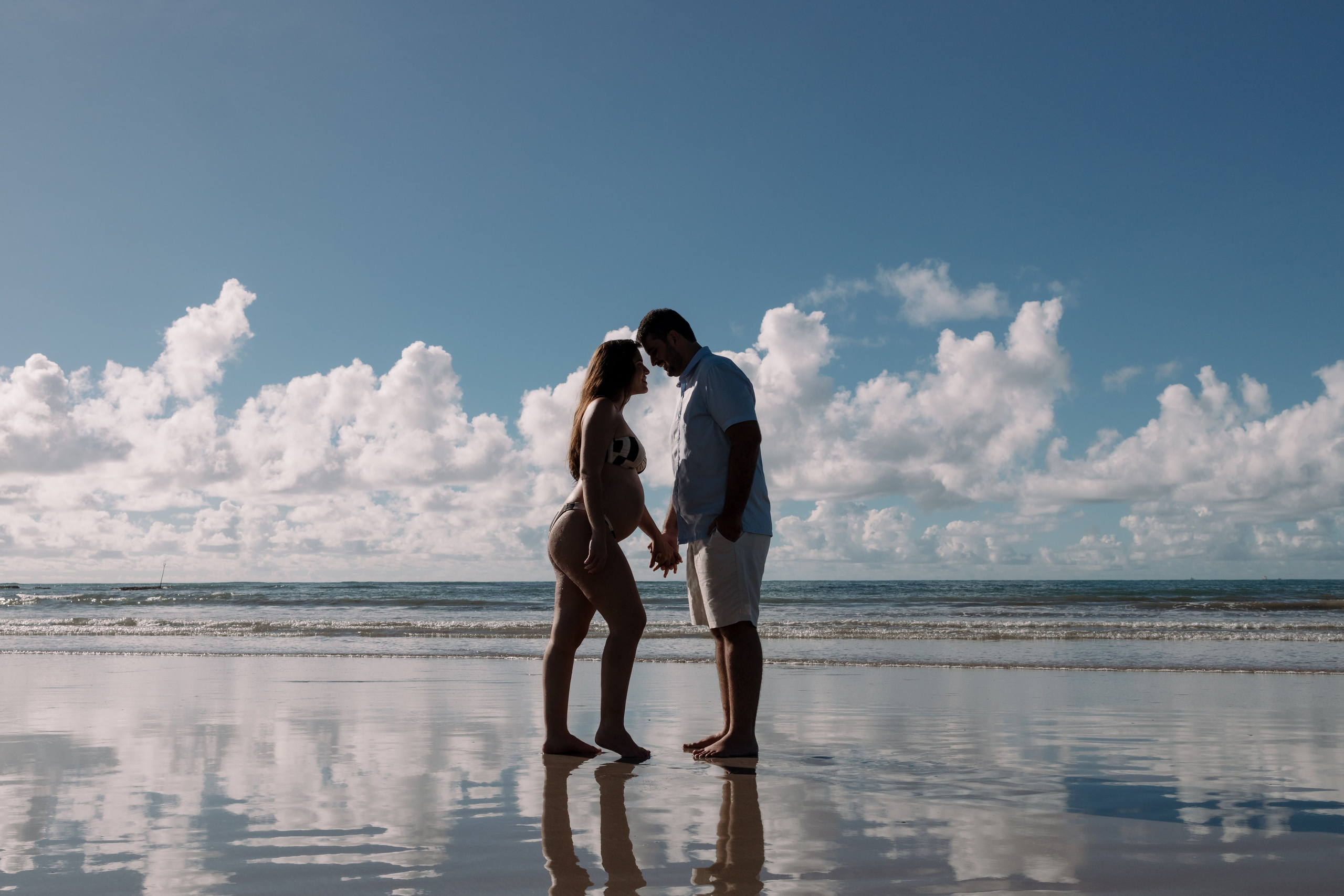 Gestante sorrindo durante o banho de mar