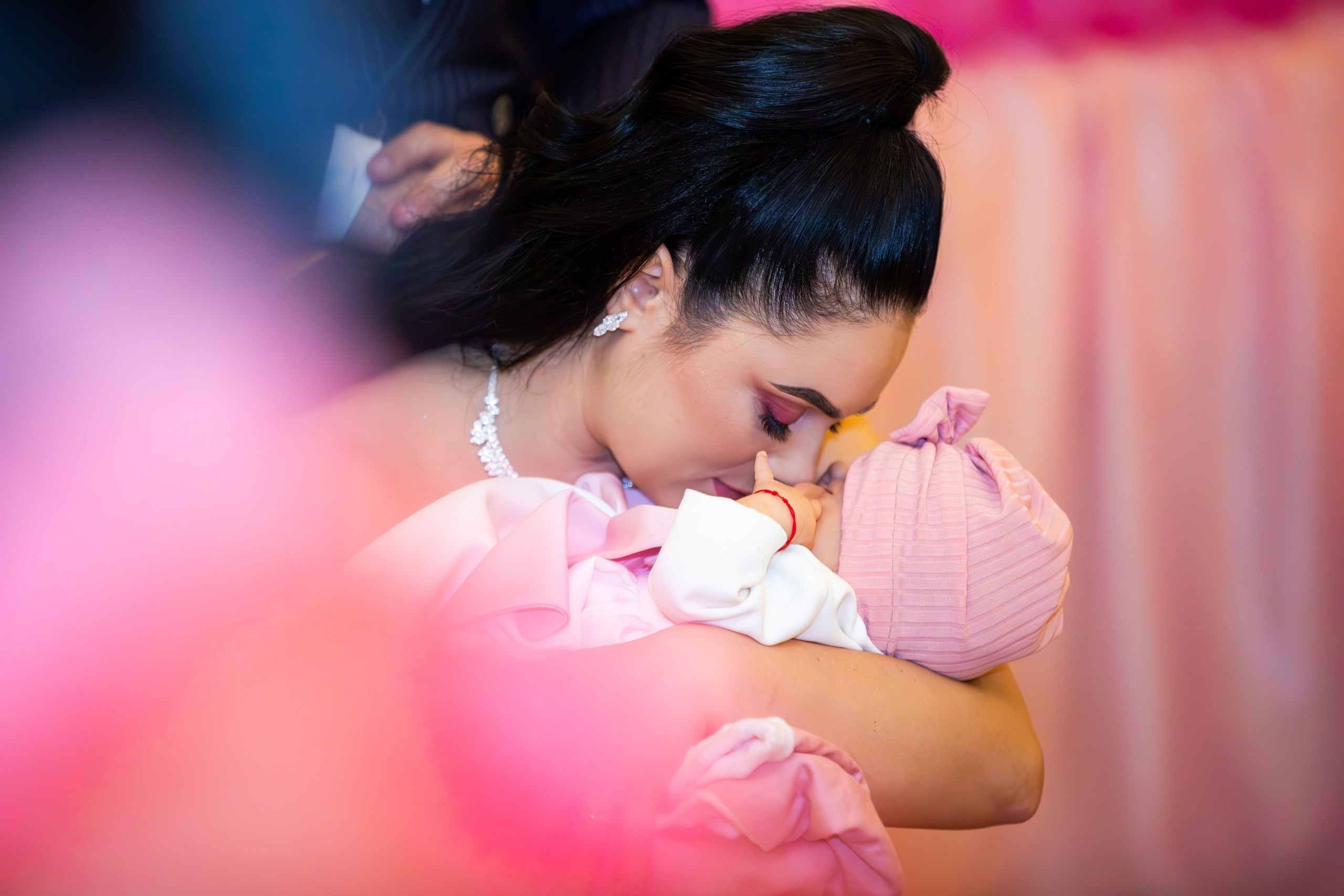 “Bebeluș botezat în biserică, ținut în brațe de nași” • “Detaliu cu lumânarea de botez decorată cu flori albe” • “Părinți emoționați alături de copilul lor la ceremonia de botez” • “Masa festivă de botez cu decor tematic și tort personalizat” • “Momentul în care preotul toarnă apă sfințită pe fruntea bebelușului” “Bebeluș în rochie albă de botez, zâmbind în brațele mamei” • “Detaliu cu cruciulița de botez așezată pe o pernă de satin” • “Părinți și nași aprinzând lumânările în timpul ceremoniei de botez” • “Tort de botez decorat cu figurine tematice și numele copilului” • “Copil botezat dormind liniștit în pătuțul decorat festiv” • “Momentul în care preotul binecuvântează copilul în fața altarului” • “Invitați adunându-se în jurul mesei festive la petrecerea de botez” • “Bebeluș ținând în mână o jucărie personalizată primită la botez” • “Familie fericită pozând împreună după ceremonia de botez” • “Decor tematic cu baloane și flori la locația petrecerii de botez” fotograf Botoșani fotograf evenimente fotograf botez Alin Chirila fotograf alinofotostudio,- Preotul ținându-l pe micuțul Mathias Gabriel la botez, în biserica Înălțarea Domnului, Copălău - Detalii de la botezul lui Mathias – lumânare, trusou și icoană - Familia lui Mathias Gabriel alături de micuț, în ziua botezului - Portret emoționant cu mama și bebelușul în brațe, în biserică,fotograf profesionist evenimente Botoșani, Iași, Suceava, Fălticeni, Bacău, Pașcani, Roman - AlinoFotoStudio by Alin Chirilă - servicii foto nuntă, botez, cununie, ședințe foto creative, albume personalizate, fotografii emoționante și calitative pentru cele mai importante momente din viață,fotograf nuntă Botoșani Alin Chirilă, ședință foto botez Iași - AlinoFotoStudio, servicii fotograf profesionist evenimente Suceava, fotograf cununie civilă Fălticeni - Alin Chirilă, album foto nuntă personalizat Bacău.“Bebeluș botezat în biserică, ținut în brațe de nași” • “Detaliu cu lumânarea de botez decorată cu flori albe” • “Părinți emoționați alături de copilul lor la ceremonia de botez” • “Masa festivă de botez cu decor tematic și tort personalizat” • “Momentul în care preotul toarnă apă sfințită pe fruntea bebelușului” “Bebeluș în rochie albă de botez, zâmbind în brațele mamei” • “Detaliu cu cruciulița de botez așezată pe o pernă de satin” • “Părinți și nași aprinzând lumânările în timpul ceremoniei de botez” • “Tort de botez decorat cu figurine tematice și numele copilului” • “Copil botezat dormind liniștit în pătuțul decorat festiv” • “Momentul în care preotul binecuvântează copilul în fața altarului” • “Invitați adunându-se în jurul mesei festive la petrecerea de botez” • “Bebeluș ținând în mână o jucărie personalizată primită la botez” • “Familie fericită pozând împreună după ceremonia de botez” • “Decor tematic cu baloane și flori la locația petrecerii de botez” fotograf Botoșani fotograf evenimente fotograf botez Alin Chirila fotograf alinofotostudio.fotograf botez Amelis Maria, fotografie botez Botoșani, fotograf Alin Chirilă, amintiri botez, fotografii botez, botez Amelis Maria, fotograf copii, fotografie botez în Botoșani,