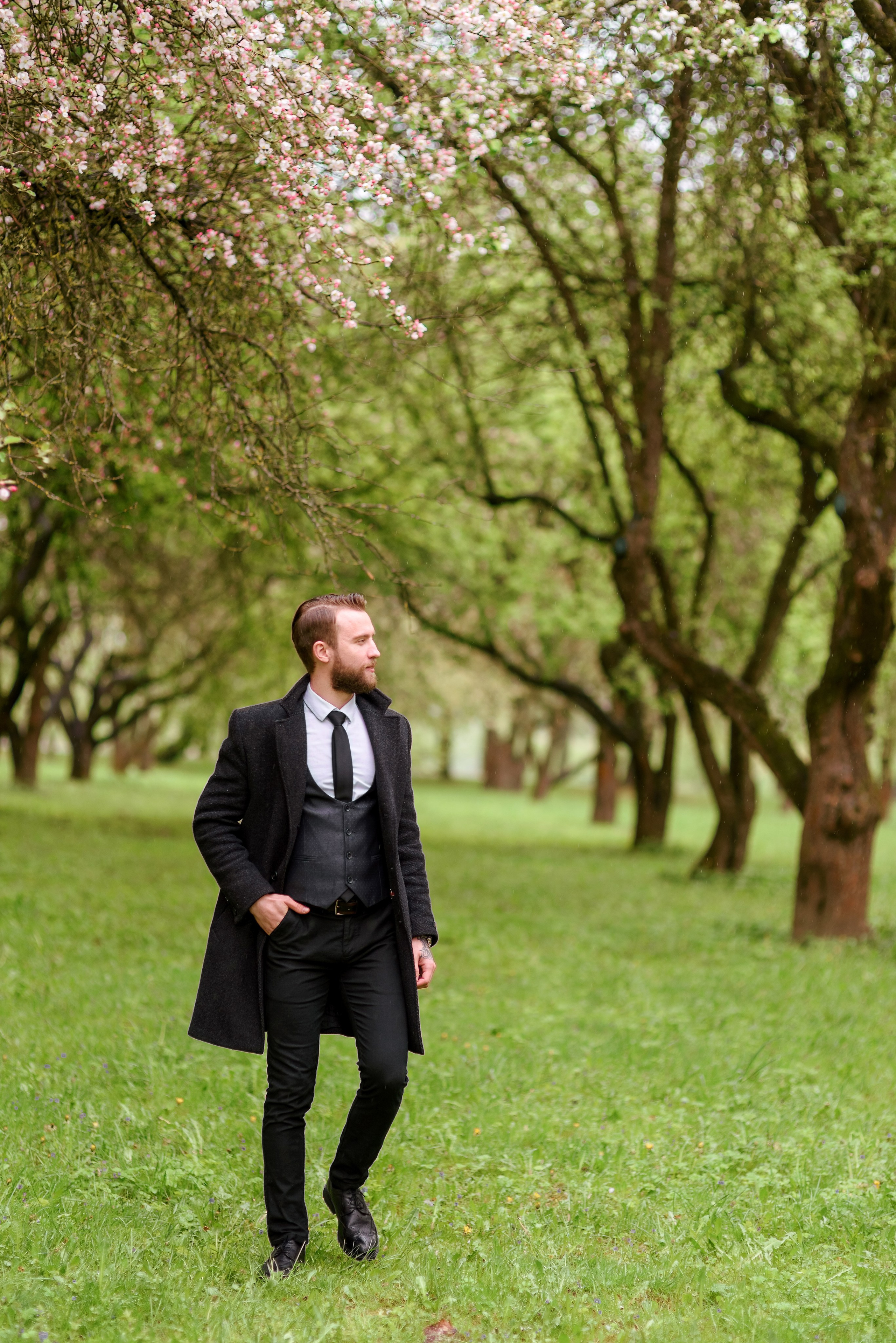 Свадебная прогулка в цветущем саду. Семейный фотограф и фотограф новорожденных в Вильнюсе Ирина Беленкевич