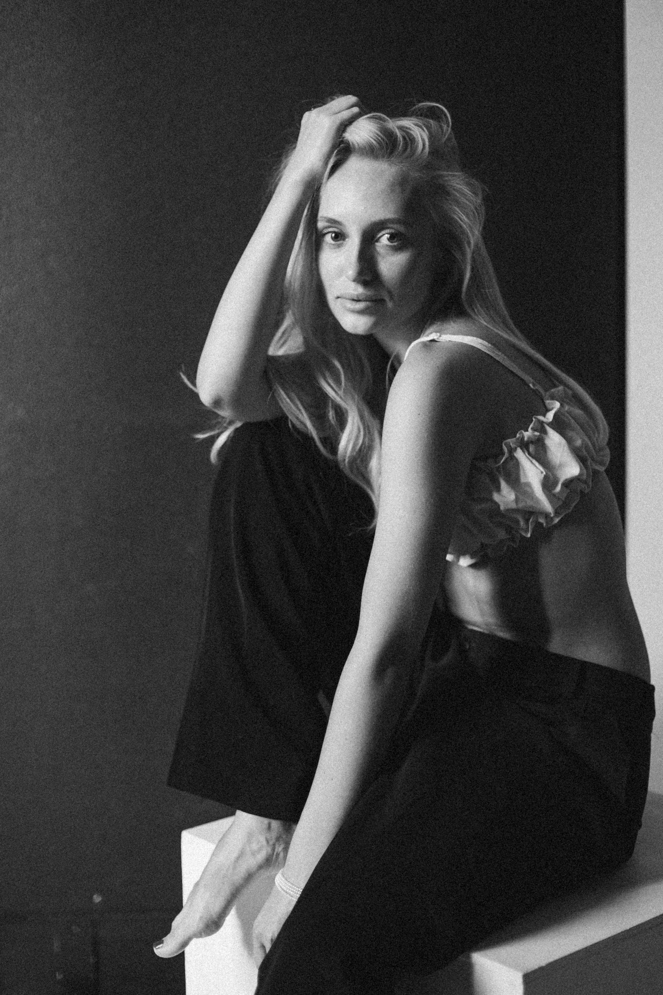 Individual photoshoot of a woman in a studio in Vilnius.