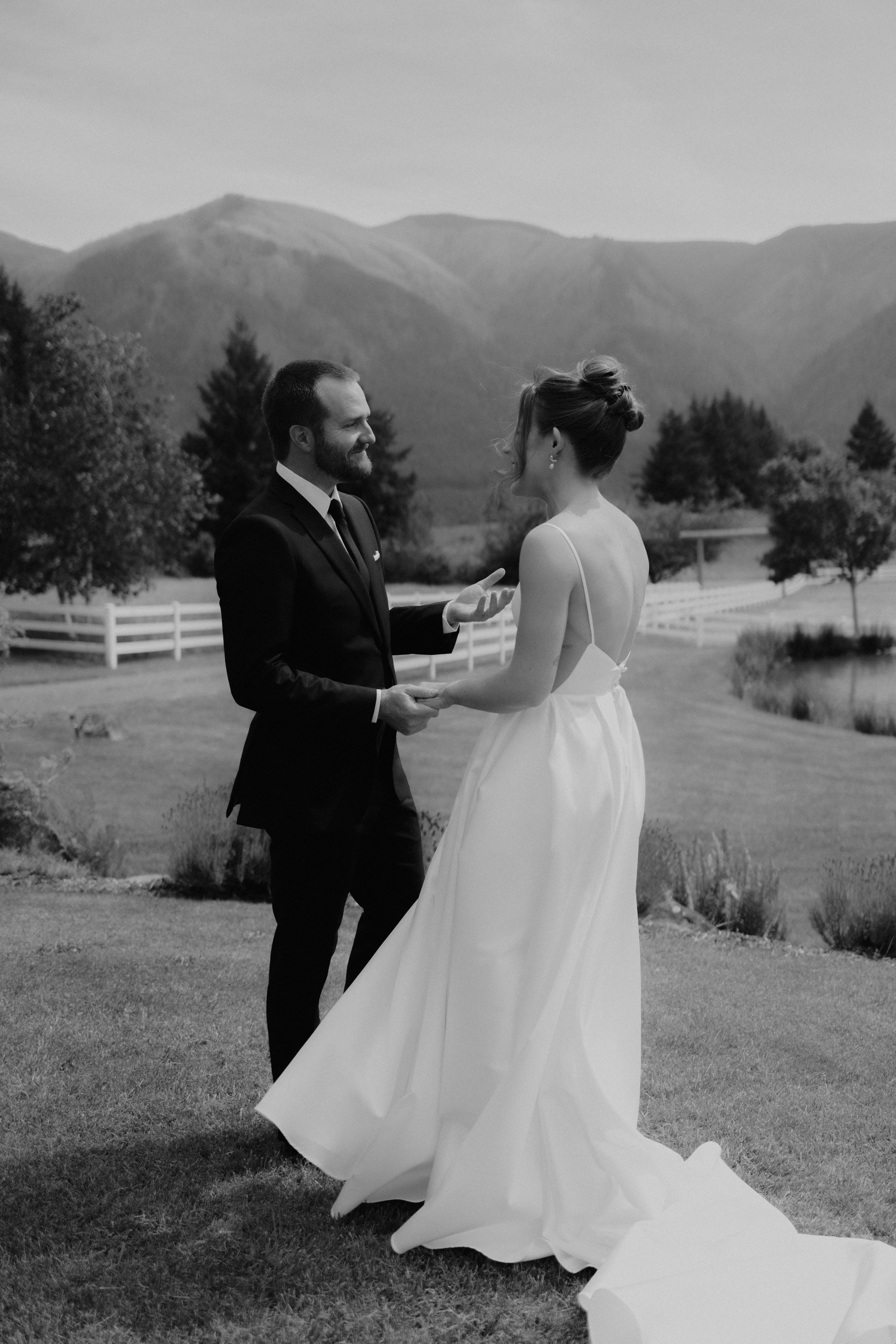 Wedding Shelby & Riley | Columbia River Gorge, WA | Georgy Shishkin Photography Photography. Portland Wedding Photographer | Authentic PNW Love Stories