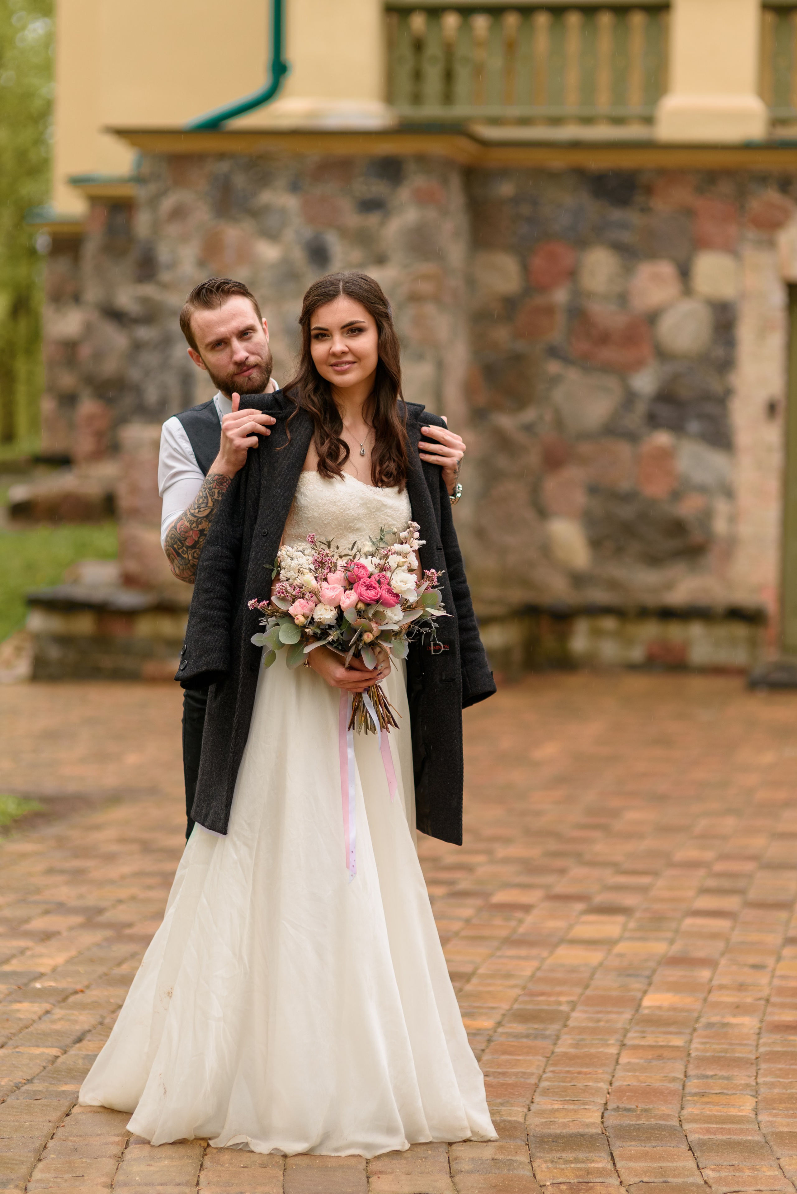Свадебная прогулка в цветущем саду. Семейный фотограф и фотограф новорожденных в Вильнюсе Ирина Беленкевич