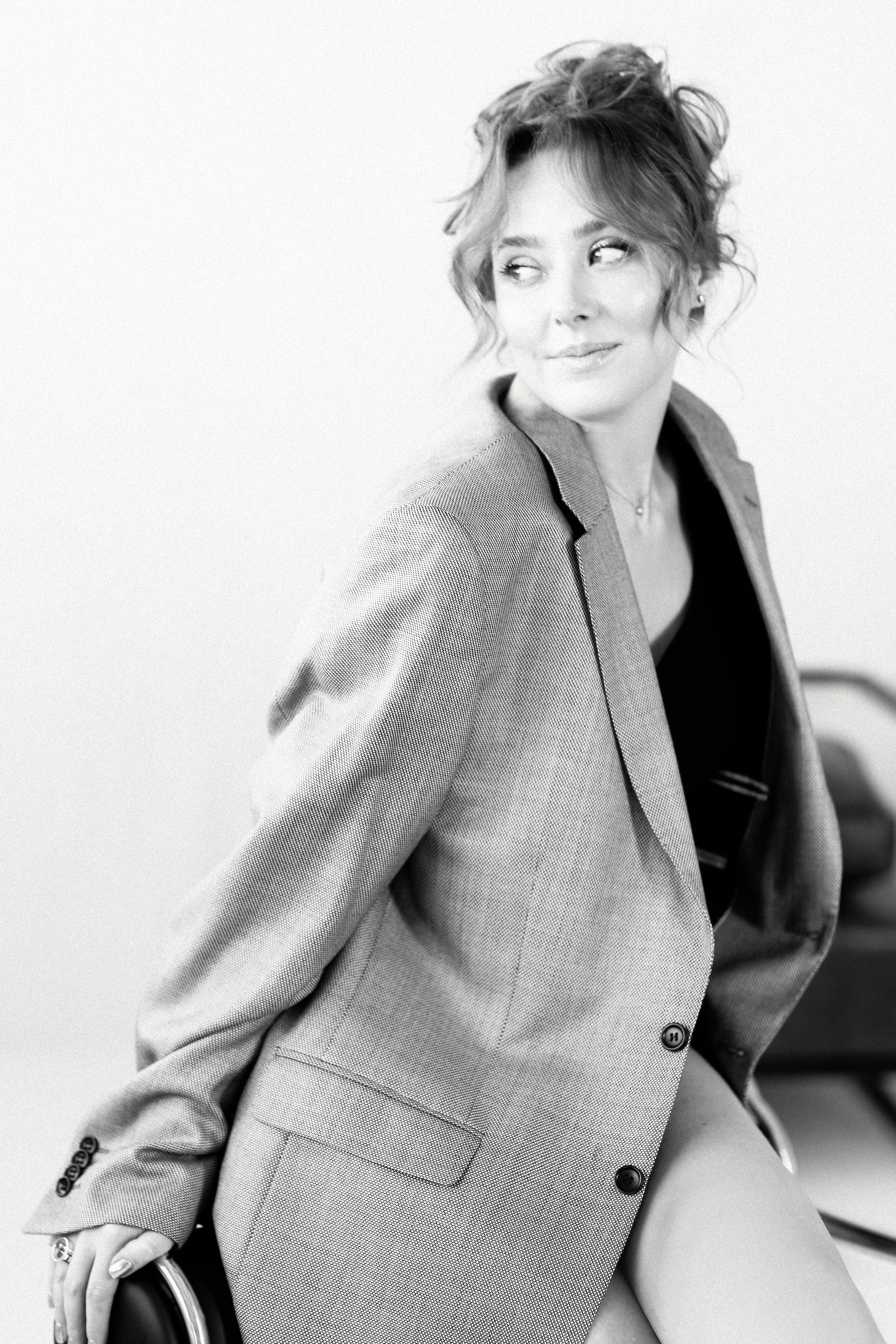 Детальный снимок текстуры мужского пиджака на фоне мягкого фокуса