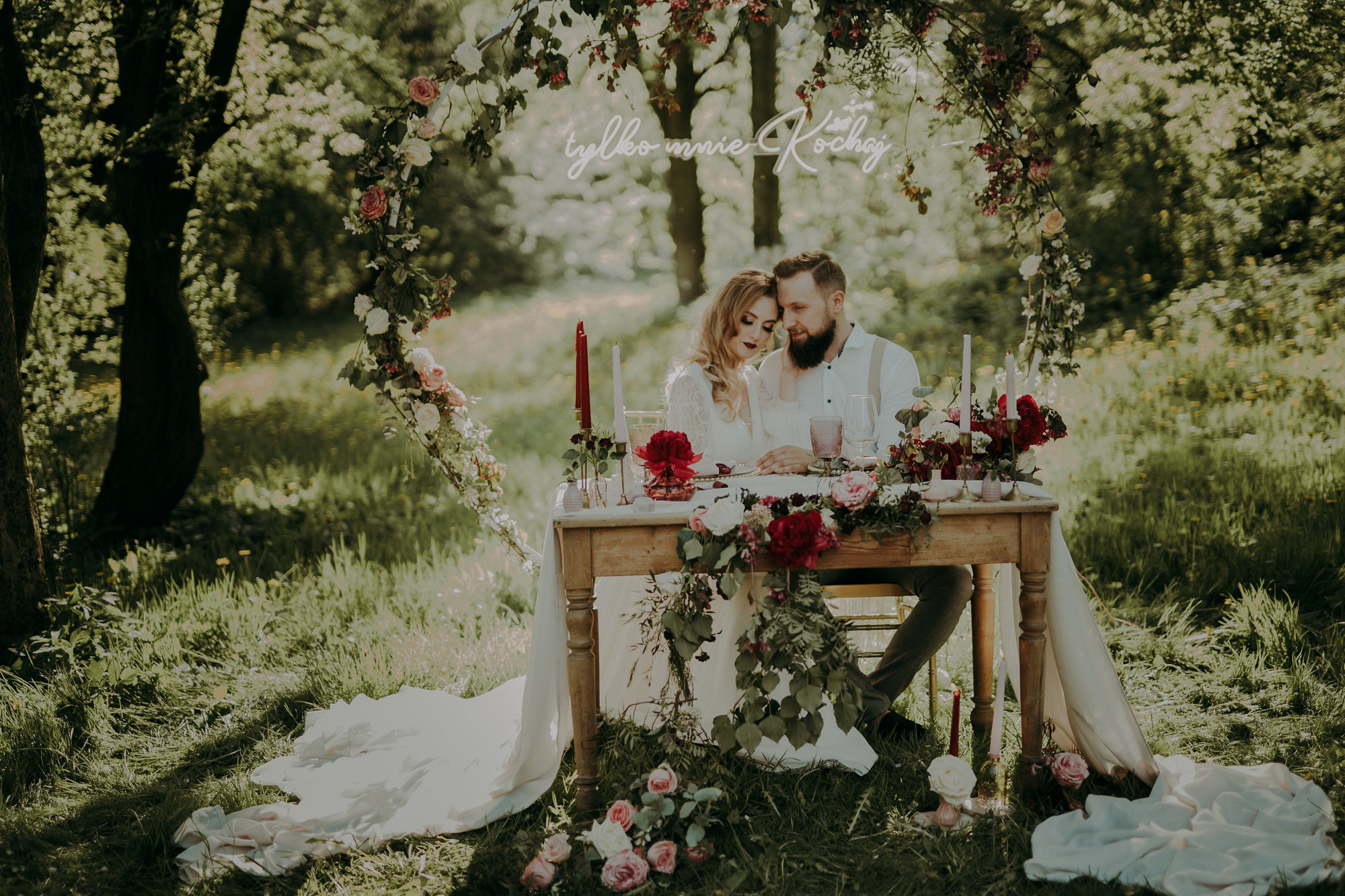 Sesja stylizowana w Wiśniowym Sadzie. Karkowskafoto - fotografia miłości