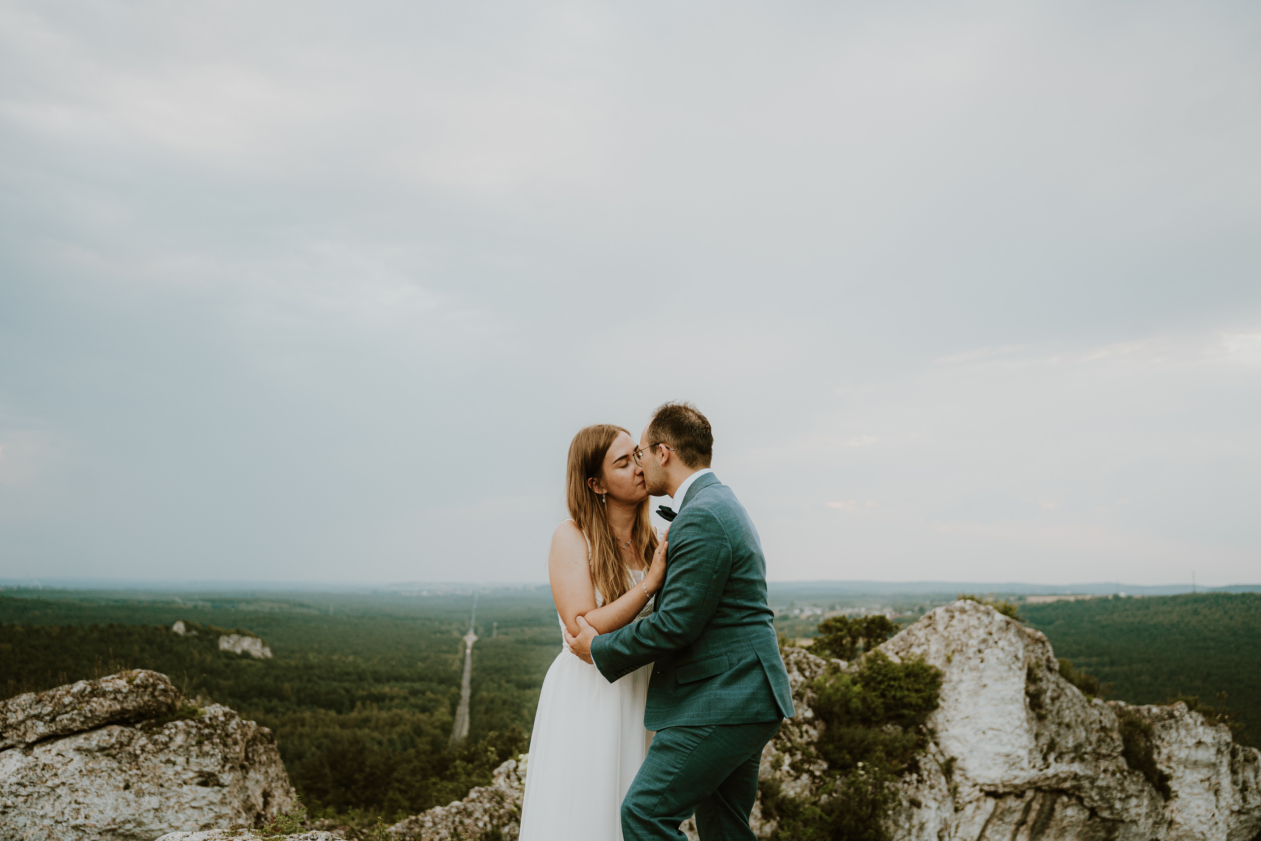 Plener ślubny Adrianny i Pawła - Góra Zborów. Karkowskafoto - fotografia miłości