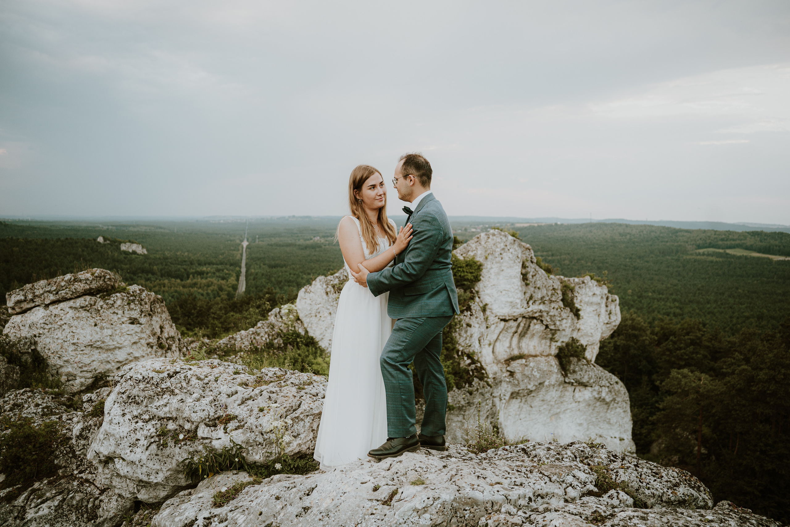 Plener ślubny Adrianny i Pawła - Góra Zborów. Karkowskafoto - fotografia miłości