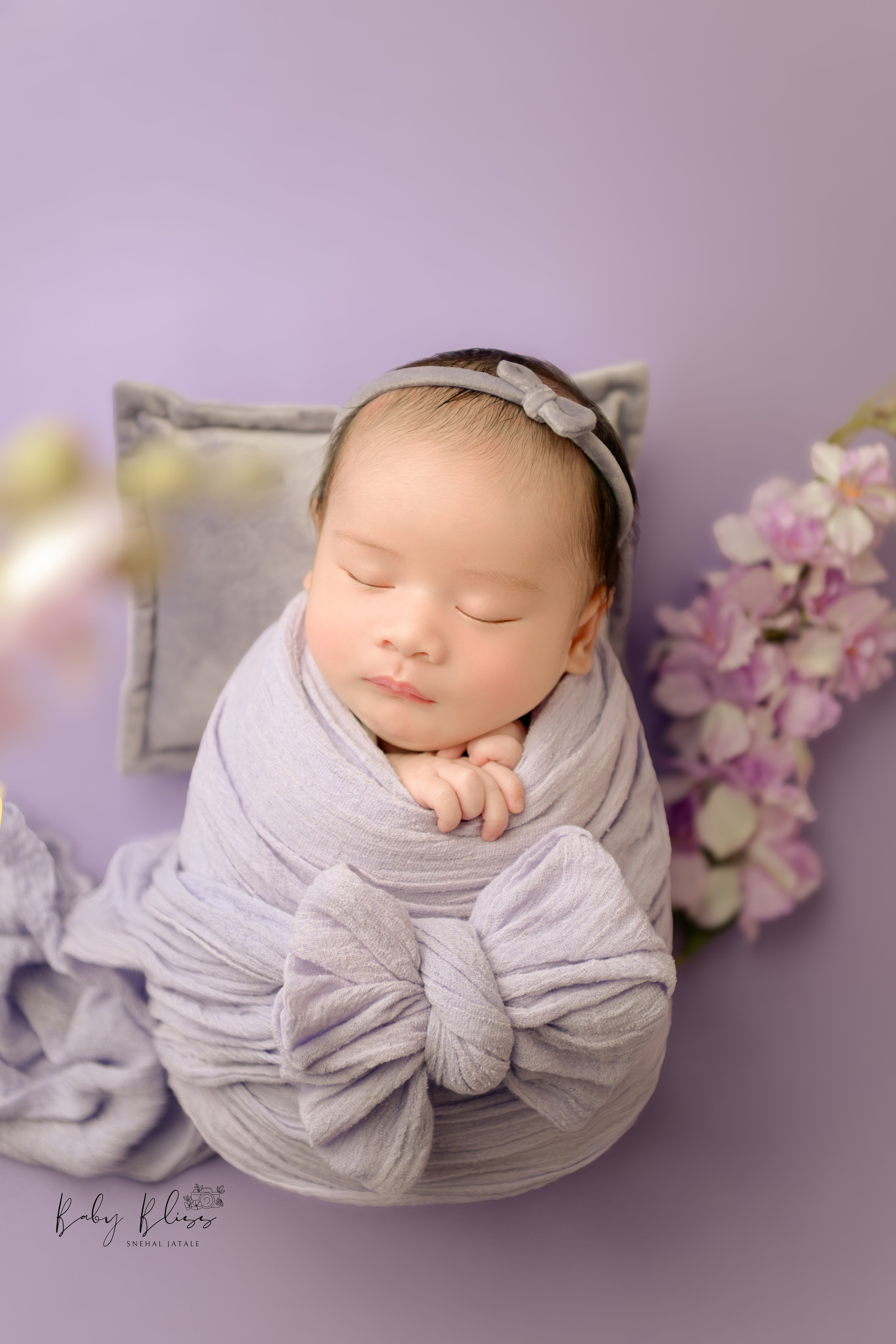 Best newborn photographer in Doha, Qatar. Best infant photoshoot in Doha, Qatar. Newborn photo session in Doha Qatar, baby, sitter, cake smash, pre-birthday, maternity, family photographer in Doha, Qatar