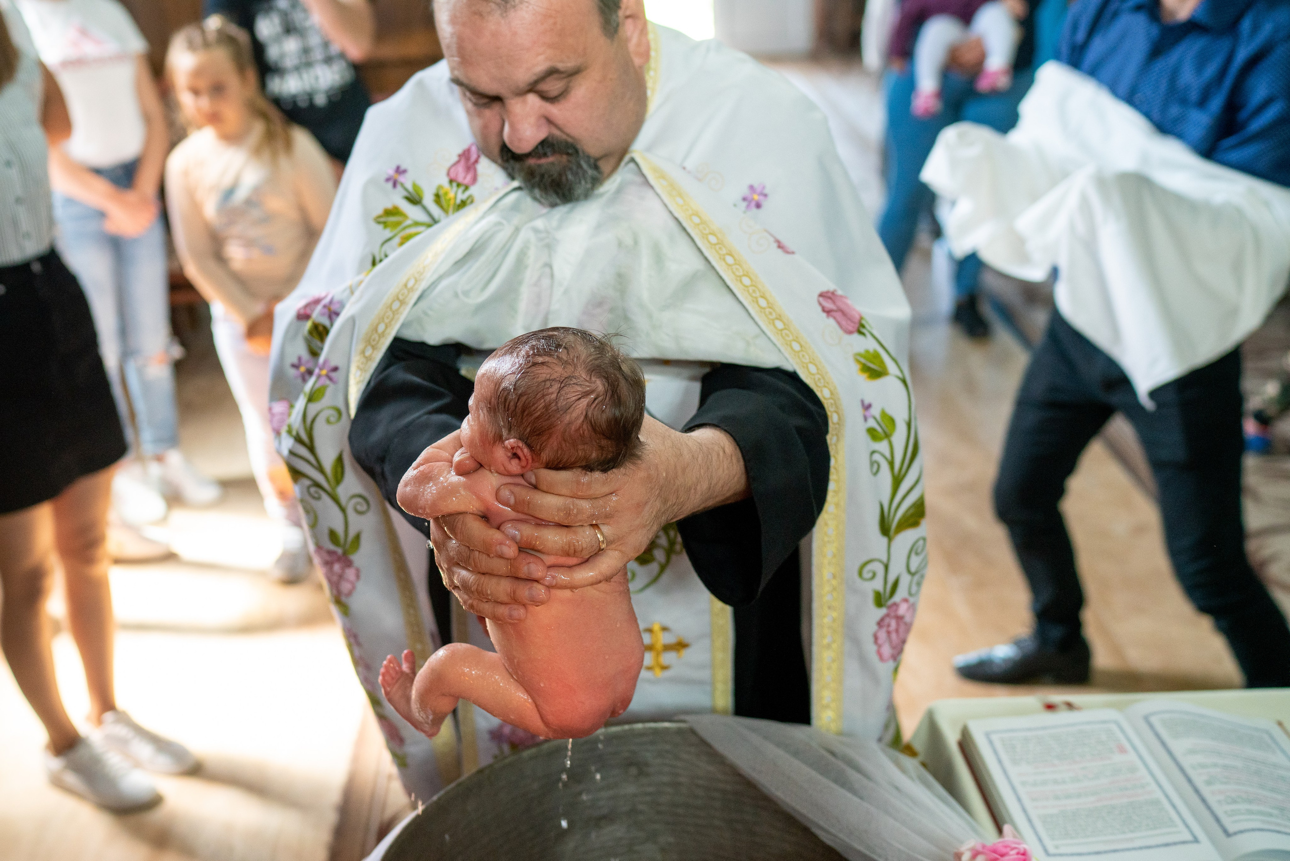 “Bebeluș botezat în biserică, ținut în brațe de nași” • “Detaliu cu lumânarea de botez decorată cu flori albe” • “Părinți emoționați alături de copilul lor la ceremonia de botez” • “Masa festivă de botez cu decor tematic și tort personalizat” • “Momentul în care preotul toarnă apă sfințită pe fruntea bebelușului” “Bebeluș în rochie albă de botez, zâmbind în brațele mamei” • “Detaliu cu cruciulița de botez așezată pe o pernă de satin” • “Părinți și nași aprinzând lumânările în timpul ceremoniei de botez” • “Tort de botez decorat cu figurine tematice și numele copilului” • “Copil botezat dormind liniștit în pătuțul decorat festiv” • “Momentul în care preotul binecuvântează copilul în fața altarului” • “Invitați adunându-se în jurul mesei festive la petrecerea de botez” • “Bebeluș ținând în mână o jucărie personalizată primită la botez” • “Familie fericită pozând împreună după ceremonia de botez” • “Decor tematic cu baloane și flori la locația petrecerii de botez” fotograf Botoșani fotograf evenimente fotograf botez Alin Chirila fotograf alinofotostudio,- Preotul ținându-l pe micuțul Mathias Gabriel la botez, în biserica Înălțarea Domnului, Copălău - Detalii de la botezul lui Mathias – lumânare, trusou și icoană - Familia lui Mathias Gabriel alături de micuț, în ziua botezului - Portret emoționant cu mama și bebelușul în brațe, în biserică,fotograf profesionist evenimente Botoșani, Iași, Suceava, Fălticeni, Bacău, Pașcani, Roman - AlinoFotoStudio by Alin Chirilă - servicii foto nuntă, botez, cununie, ședințe foto creative, albume personalizate, fotografii emoționante și calitative pentru cele mai importante momente din viață,fotograf nuntă Botoșani Alin Chirilă, ședință foto botez Iași - AlinoFotoStudio, servicii fotograf profesionist evenimente Suceava, fotograf cununie civilă Fălticeni - Alin Chirilă, album foto nuntă personalizat Bacău.“Bebeluș botezat în biserică, ținut în brațe de nași” • “Detaliu cu lumânarea de botez decorată cu flori albe” • “Părinți emoționați alături de copilul lor la ceremonia de botez” • “Masa festivă de botez cu decor tematic și tort personalizat” • “Momentul în care preotul toarnă apă sfințită pe fruntea bebelușului” “Bebeluș în rochie albă de botez, zâmbind în brațele mamei” • “Detaliu cu cruciulița de botez așezată pe o pernă de satin” • “Părinți și nași aprinzând lumânările în timpul ceremoniei de botez” • “Tort de botez decorat cu figurine tematice și numele copilului” • “Copil botezat dormind liniștit în pătuțul decorat festiv” • “Momentul în care preotul binecuvântează copilul în fața altarului” • “Invitați adunându-se în jurul mesei festive la petrecerea de botez” • “Bebeluș ținând în mână o jucărie personalizată primită la botez” • “Familie fericită pozând împreună după ceremonia de botez” • “Decor tematic cu baloane și flori la locația petrecerii de botez” fotograf Botoșani fotograf evenimente fotograf botez Alin Chirila fotograf alinofotostudio.fotograf botez Amelis Maria, fotografie botez Botoșani, fotograf Alin Chirilă, amintiri botez, fotografii botez, botez Amelis Maria, fotograf copii, fotografie botez în Botoșani,