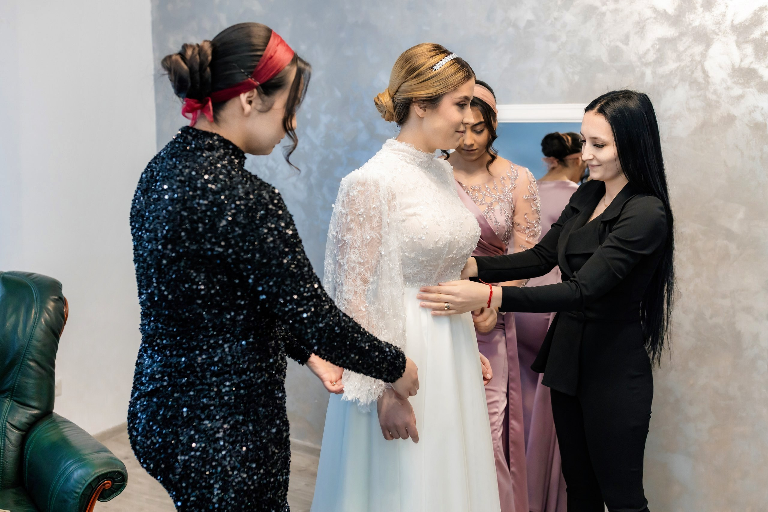 Fotograf nuntă Târgu Neamț – Samuel și Roxana, fotografie autentică realizată de AlinoFotoStudio 2. Fotograf nuntă Iași, Bacău, Suceava și Botoșani – Alin Chirilă surprinzând momente reale de nuntă 3. Fotografie de nuntă cu emoție și credință – AlinoFotoStudio, fotograf povestitor 4. Fotograf profesionist nuntă în Moldova – cadre naturale și pline de emoție 5. Alin Chirilă fotograf nuntă – poveste reală surprinsă prin fotografie 6. Fotograf nuntă cu stil documentar – momente autentice din ziua nunții Pregătiri mireasă acasă – fotografie naturală realizată de Alin Chirilă fotograf nuntă 8. Detalii din ziua nunții – fotograf nuntă Iași și Botoșani, AlinoFotoStudio 9. Emoții din dimineața nunții – fotograf profesionist Moldova 10. Cadre autentice din pregătiri – fotograf nuntă Suceava și Bacău Ceremonie religioasă nuntă – moment emoționant surprins de fotograf Alin Chirilă 12. Nuntă cu valori creștine – fotografie din biserică realizată cu discreție 13. Rugăciune și emoție în ziua nunții – fotograf nuntă Târgu Neamț 14. Legământ în fața lui Dumnezeu – fotografie de nuntă autentică 15. Fotograf nuntă biserică – momente sincere și pline de semnificație Petrecere de nuntă – cadre naturale realizate de AlinoFotoStudio 17. Bucurie și dans la nuntă – fotograf nuntă Iași și împrejurimi 18. Momente autentice de la restaurant – fotograf nuntă Bacău Suceava 19. Atmosferă de nuntă surprinsă discret – Alin Chirilă fotograf -AlinoFotoStudio – fotograf nuntă cu abordare naturală și emoțională 21. Alin Chirilă fotograf – povestitor prin fotografie de nuntă 22. Fotograf nuntă în Moldova – stil documentar și autentic 23. Fotografie de nuntă sinceră și elegantă – AlinoFotoStudio- Fotograf nuntă Iași Bacău Suceava Botoșani – Alin Chirilă AlinoFotoStudio 26. Fotograf nuntă Târgu Neamț și Moldova – fotografie profesională de eveniment 27. Fotograf nuntă cu valori creștine și stil documentar – AlinoFotoStudio - Alin Chirilă – AlinoFotoStudio Fotograf nuntă Iași • Bacău • Suceava • Botoșani - Samuel & Roxana, Târgu Neamț -Momente reale, trăite sincer și păstrate pentru totdeauna.