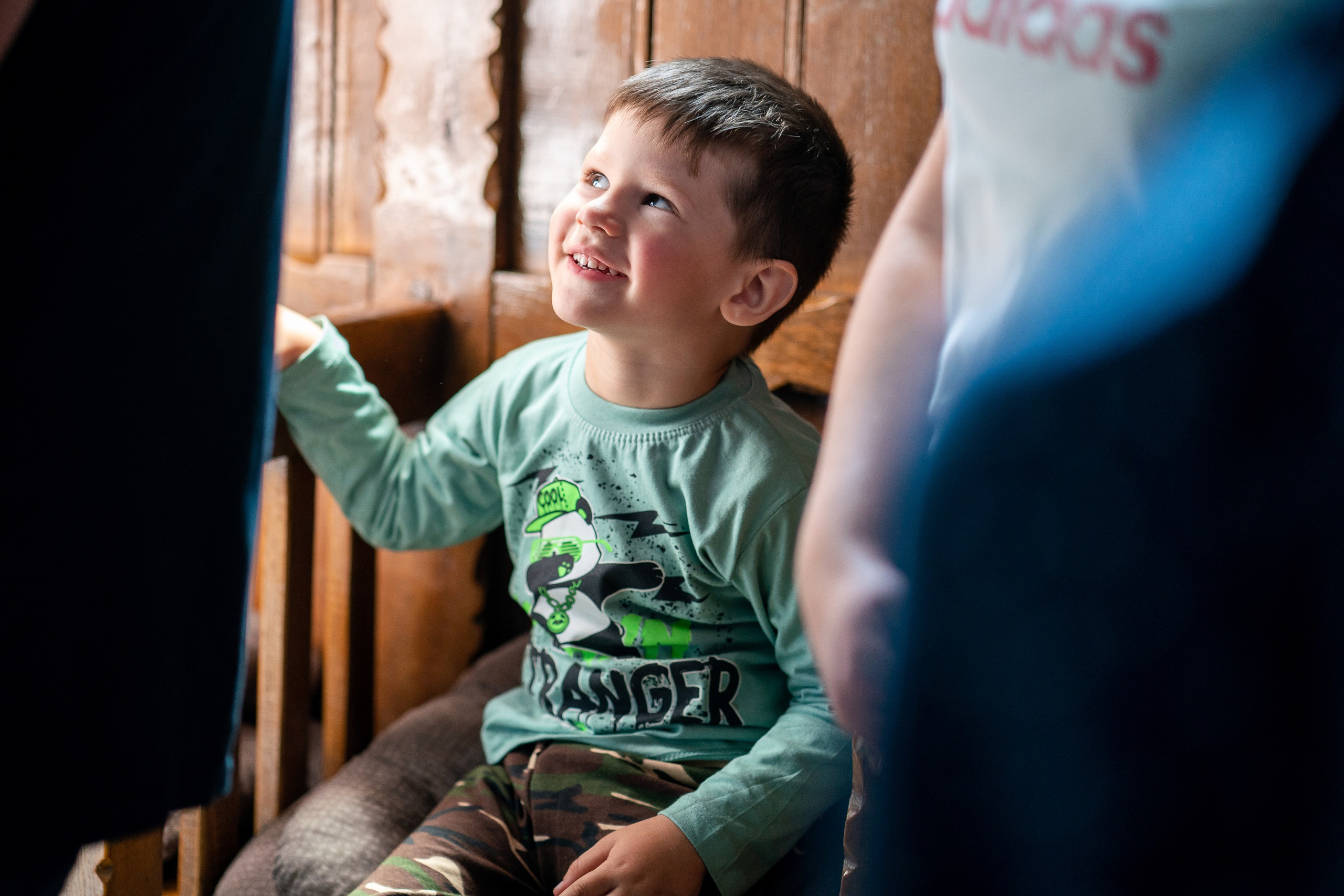 “Bebeluș botezat în biserică, ținut în brațe de nași” • “Detaliu cu lumânarea de botez decorată cu flori albe” • “Părinți emoționați alături de copilul lor la ceremonia de botez” • “Masa festivă de botez cu decor tematic și tort personalizat” • “Momentul în care preotul toarnă apă sfințită pe fruntea bebelușului” “Bebeluș în rochie albă de botez, zâmbind în brațele mamei” • “Detaliu cu cruciulița de botez așezată pe o pernă de satin” • “Părinți și nași aprinzând lumânările în timpul ceremoniei de botez” • “Tort de botez decorat cu figurine tematice și numele copilului” • “Copil botezat dormind liniștit în pătuțul decorat festiv” • “Momentul în care preotul binecuvântează copilul în fața altarului” • “Invitați adunându-se în jurul mesei festive la petrecerea de botez” • “Bebeluș ținând în mână o jucărie personalizată primită la botez” • “Familie fericită pozând împreună după ceremonia de botez” • “Decor tematic cu baloane și flori la locația petrecerii de botez” fotograf Botoșani fotograf evenimente fotograf botez Alin Chirila fotograf alinofotostudio,- Preotul ținându-l pe micuțul Mathias Gabriel la botez, în biserica Înălțarea Domnului, Copălău - Detalii de la botezul lui Mathias – lumânare, trusou și icoană - Familia lui Mathias Gabriel alături de micuț, în ziua botezului - Portret emoționant cu mama și bebelușul în brațe, în biserică,fotograf profesionist evenimente Botoșani, Iași, Suceava, Fălticeni, Bacău, Pașcani, Roman - AlinoFotoStudio by Alin Chirilă - servicii foto nuntă, botez, cununie, ședințe foto creative, albume personalizate, fotografii emoționante și calitative pentru cele mai importante momente din viață,fotograf nuntă Botoșani Alin Chirilă, ședință foto botez Iași - AlinoFotoStudio, servicii fotograf profesionist evenimente Suceava, fotograf cununie civilă Fălticeni - Alin Chirilă, album foto nuntă personalizat Bacău.“Bebeluș botezat în biserică, ținut în brațe de nași” • “Detaliu cu lumânarea de botez decorată cu flori albe” • “Părinți emoționați alături de copilul lor la ceremonia de botez” • “Masa festivă de botez cu decor tematic și tort personalizat” • “Momentul în care preotul toarnă apă sfințită pe fruntea bebelușului” “Bebeluș în rochie albă de botez, zâmbind în brațele mamei” • “Detaliu cu cruciulița de botez așezată pe o pernă de satin” • “Părinți și nași aprinzând lumânările în timpul ceremoniei de botez” • “Tort de botez decorat cu figurine tematice și numele copilului” • “Copil botezat dormind liniștit în pătuțul decorat festiv” • “Momentul în care preotul binecuvântează copilul în fața altarului” • “Invitați adunându-se în jurul mesei festive la petrecerea de botez” • “Bebeluș ținând în mână o jucărie personalizată primită la botez” • “Familie fericită pozând împreună după ceremonia de botez” • “Decor tematic cu baloane și flori la locația petrecerii de botez” fotograf Botoșani fotograf evenimente fotograf botez Alin Chirila fotograf alinofotostudio.fotograf botez Amelis Maria, fotografie botez Botoșani, fotograf Alin Chirilă, amintiri botez, fotografii botez, botez Amelis Maria, fotograf copii, fotografie botez în Botoșani,