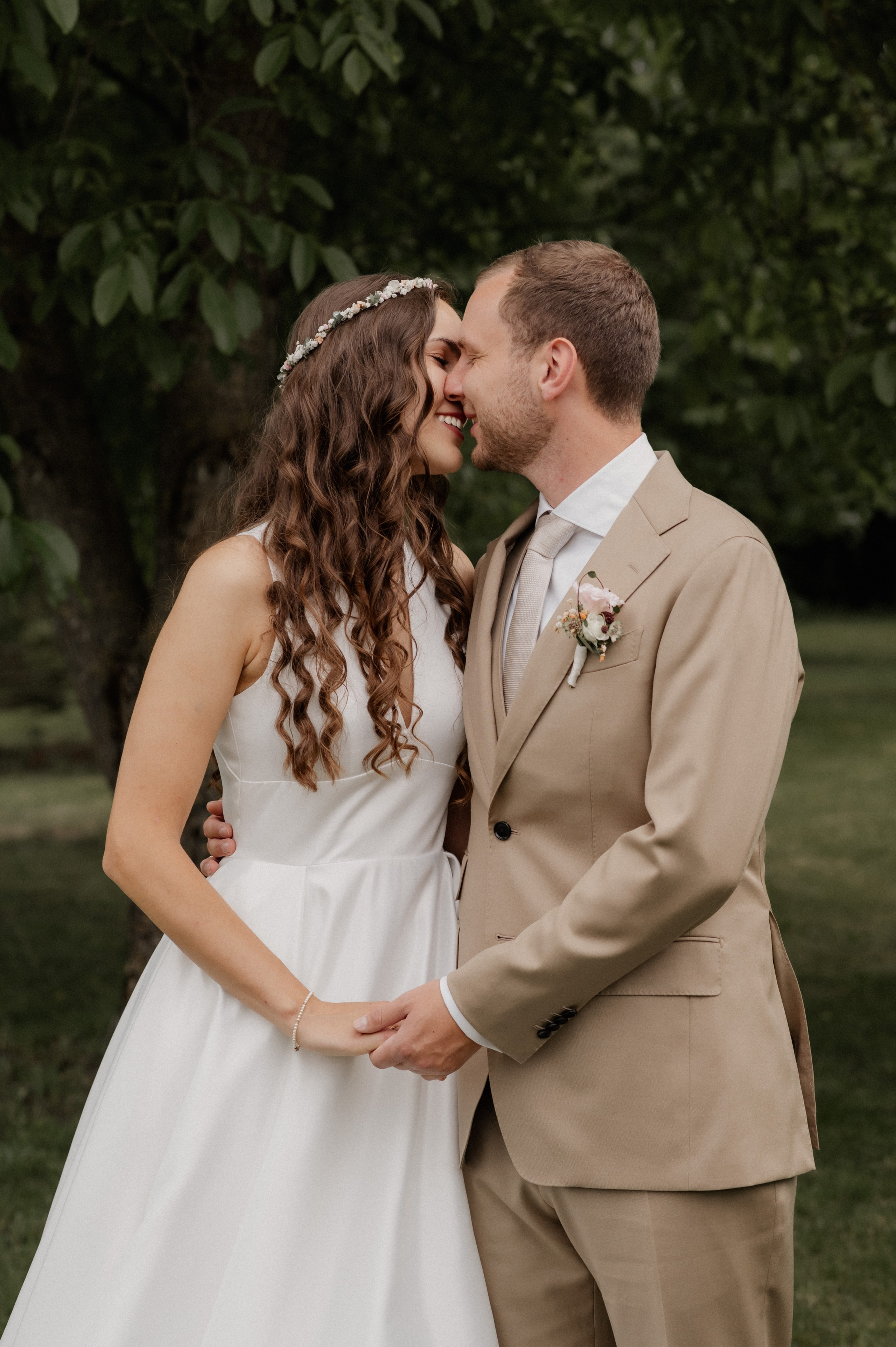 Sommer, Liebe & zwei wunderschöne Kleider: Gartenhochzeit in Gunzenhausen. Photographer in Ansbach for Couples, Weddings and After Wedding