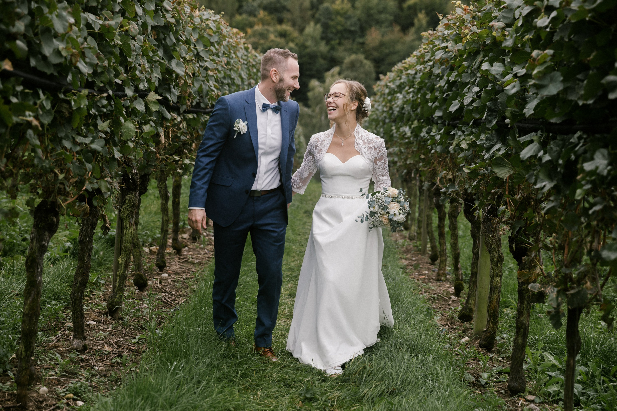 Braut und Bräutigam Hand in Hand durch Markdorfs Weinberge