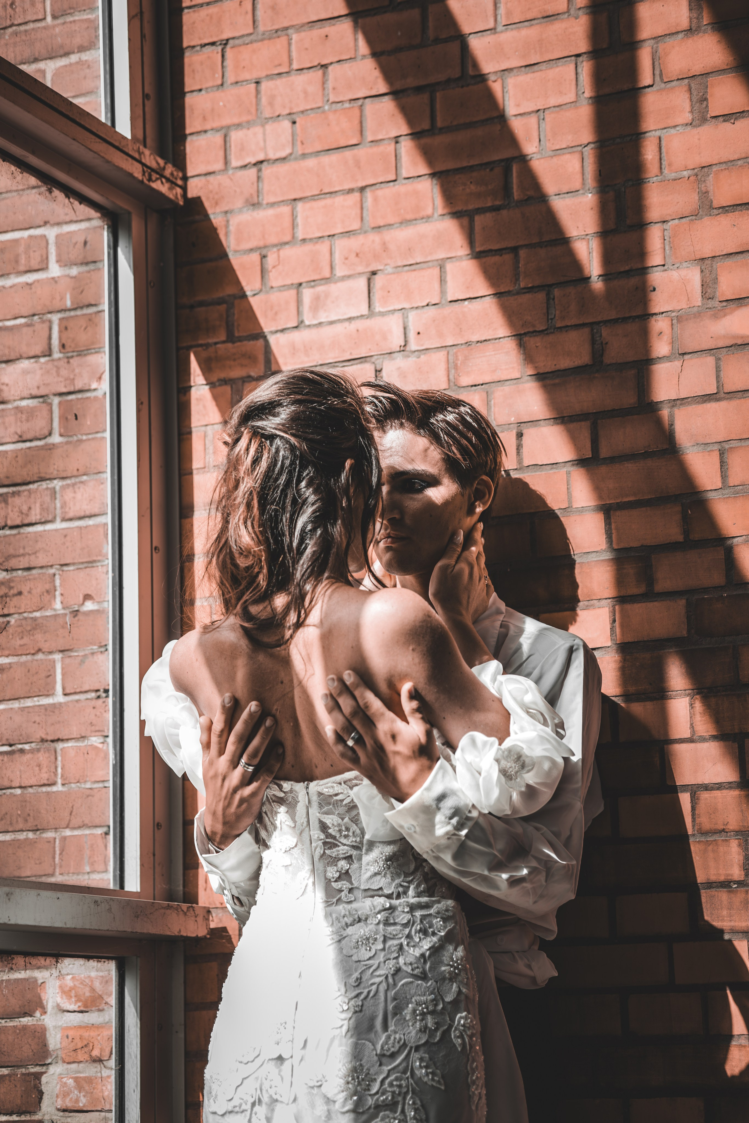 Luxe huwelijksshoot met verliefd koppel en industriële achtergrond in Antwerpen - Kapture Fotografie