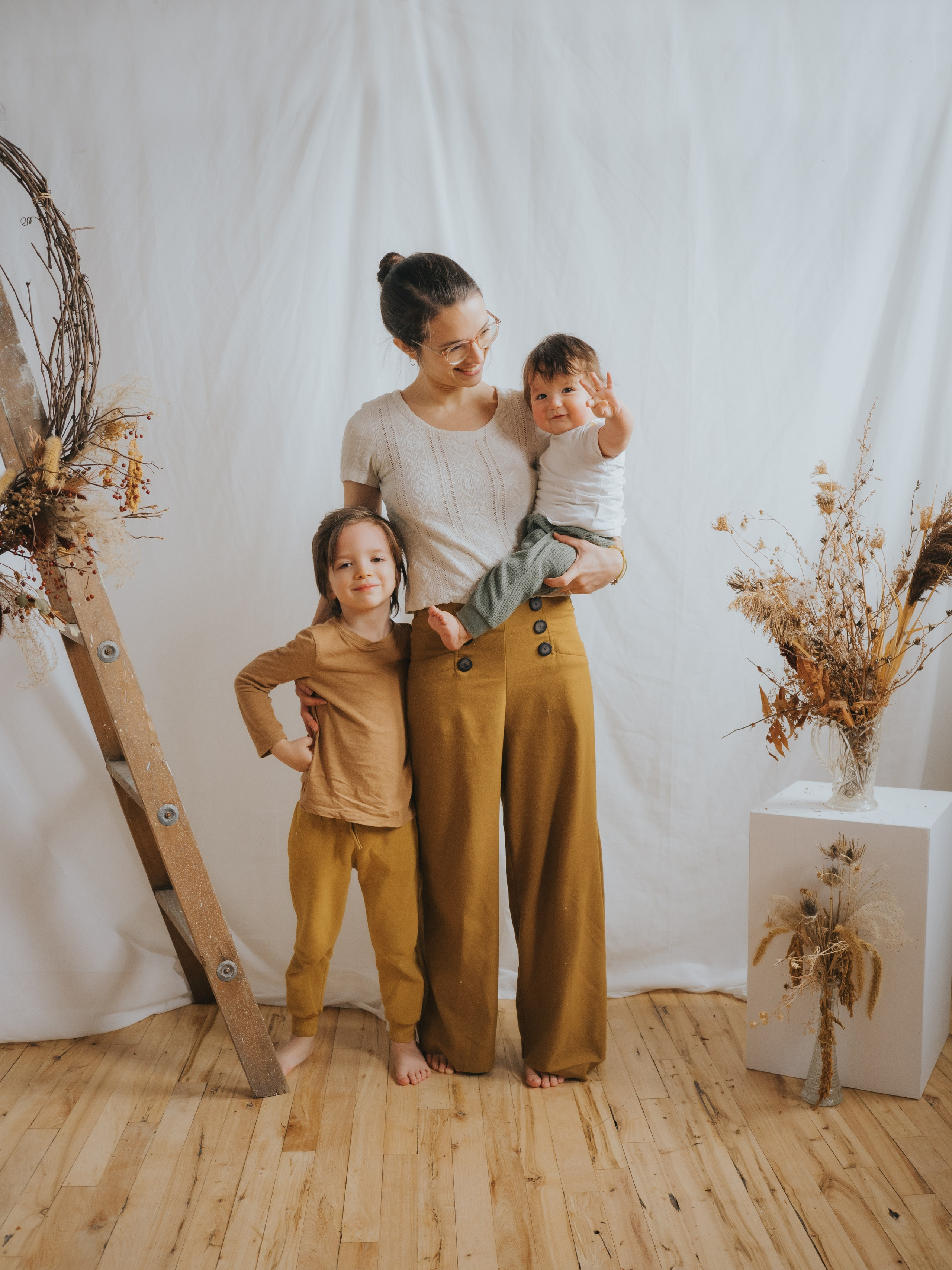 Baby pointing to camera, family session for mothersday minis in Montreal studio.