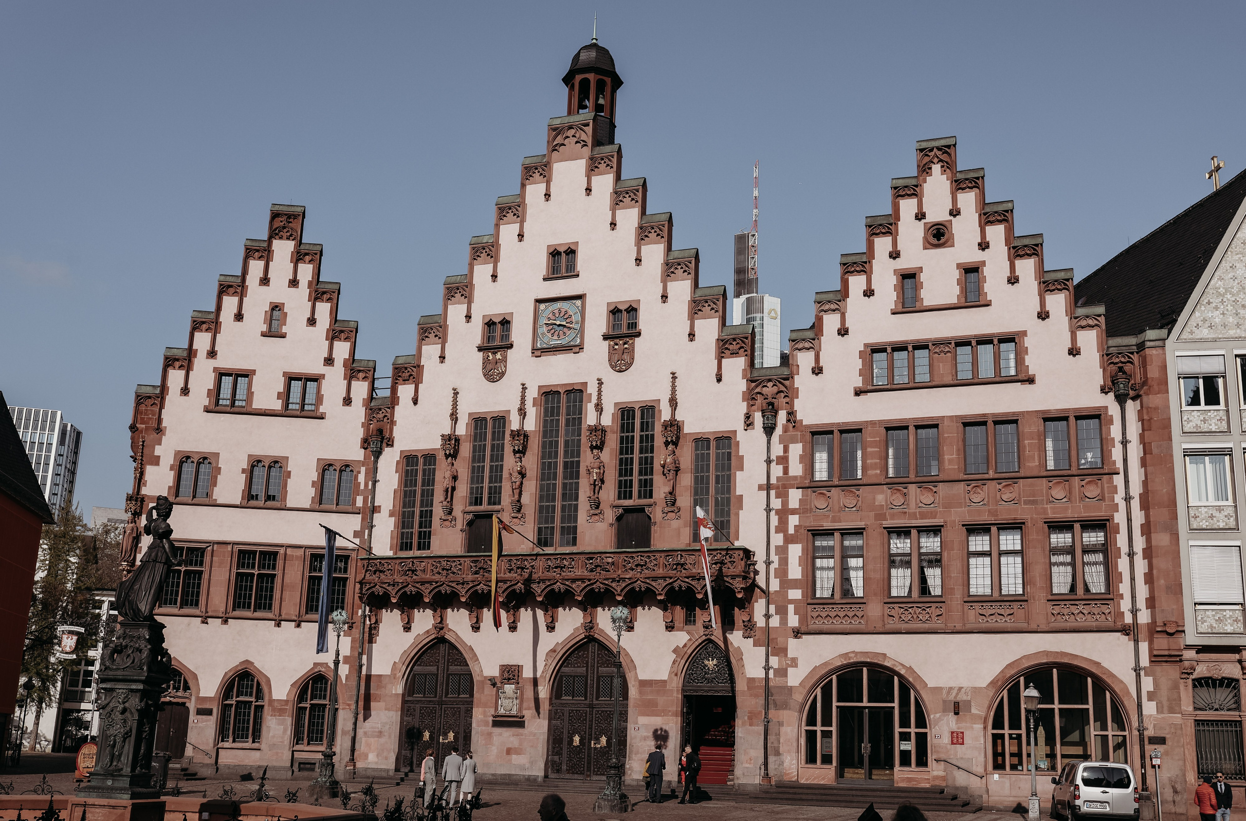 Hochzeitsfotograf Frankfurt am Main – natürliche emotionale Hochzeitsreportage im Frankfurter Römer.