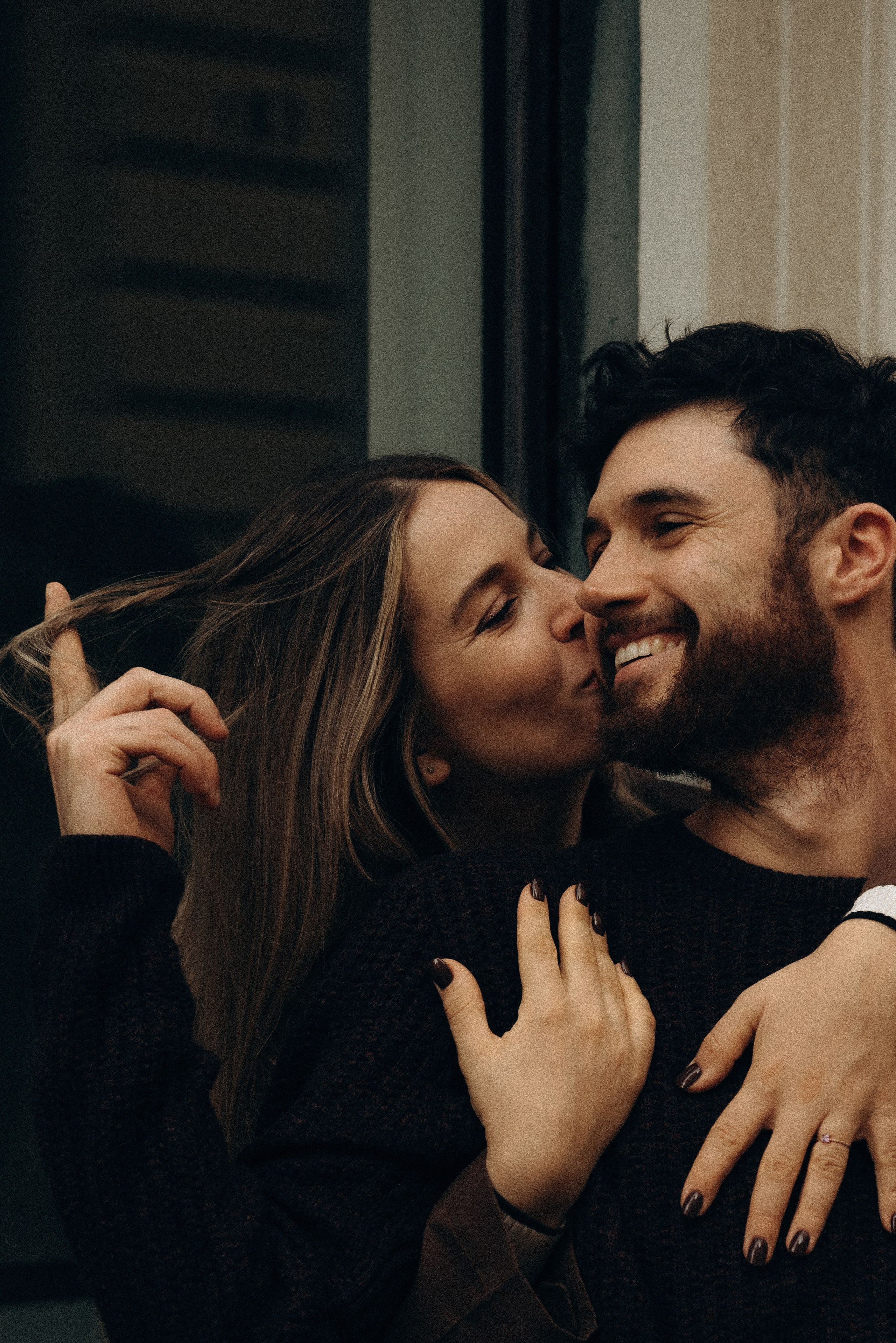 Warm hugs for a couple in Milan. Photosession of engagement. Love story. Romantic photoshooting in Milan. Photographer for couple in Milan