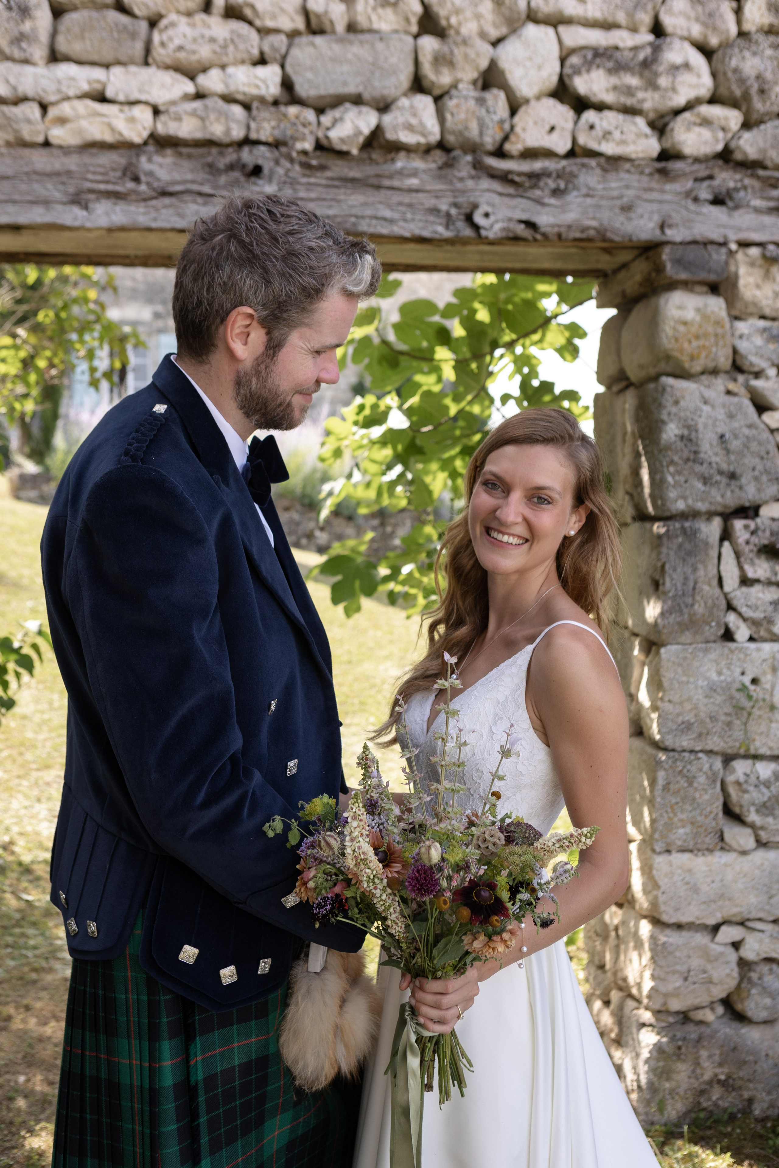 British — scottish wedding in Souquet Hall, Aquitaine, France. Eugénie Smirnova — your photographer in Toulouse and southwest France