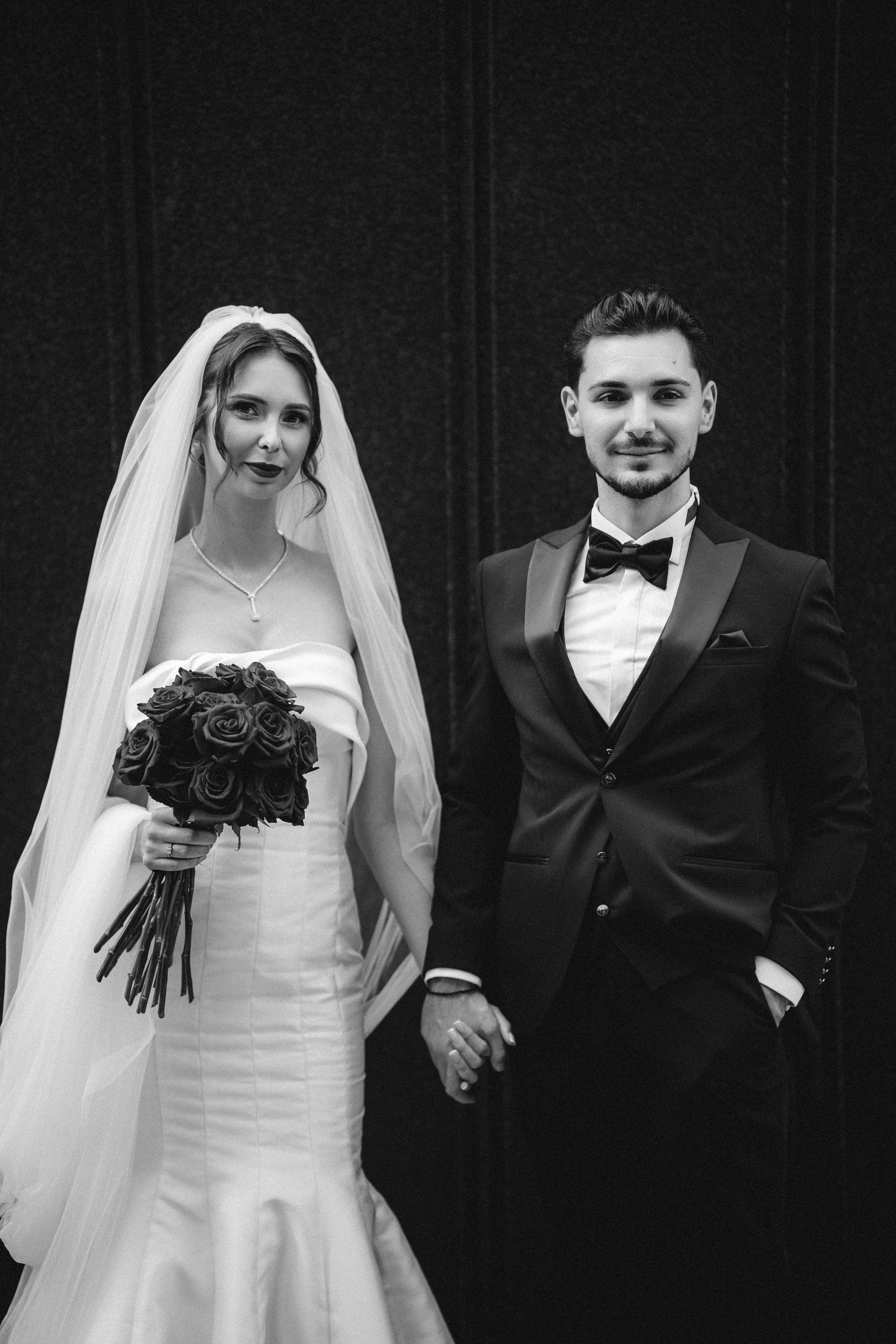 Miri în fața Cabanei Masiv din Comănești, locație de nuntă tip A-frame în județul Bacău.