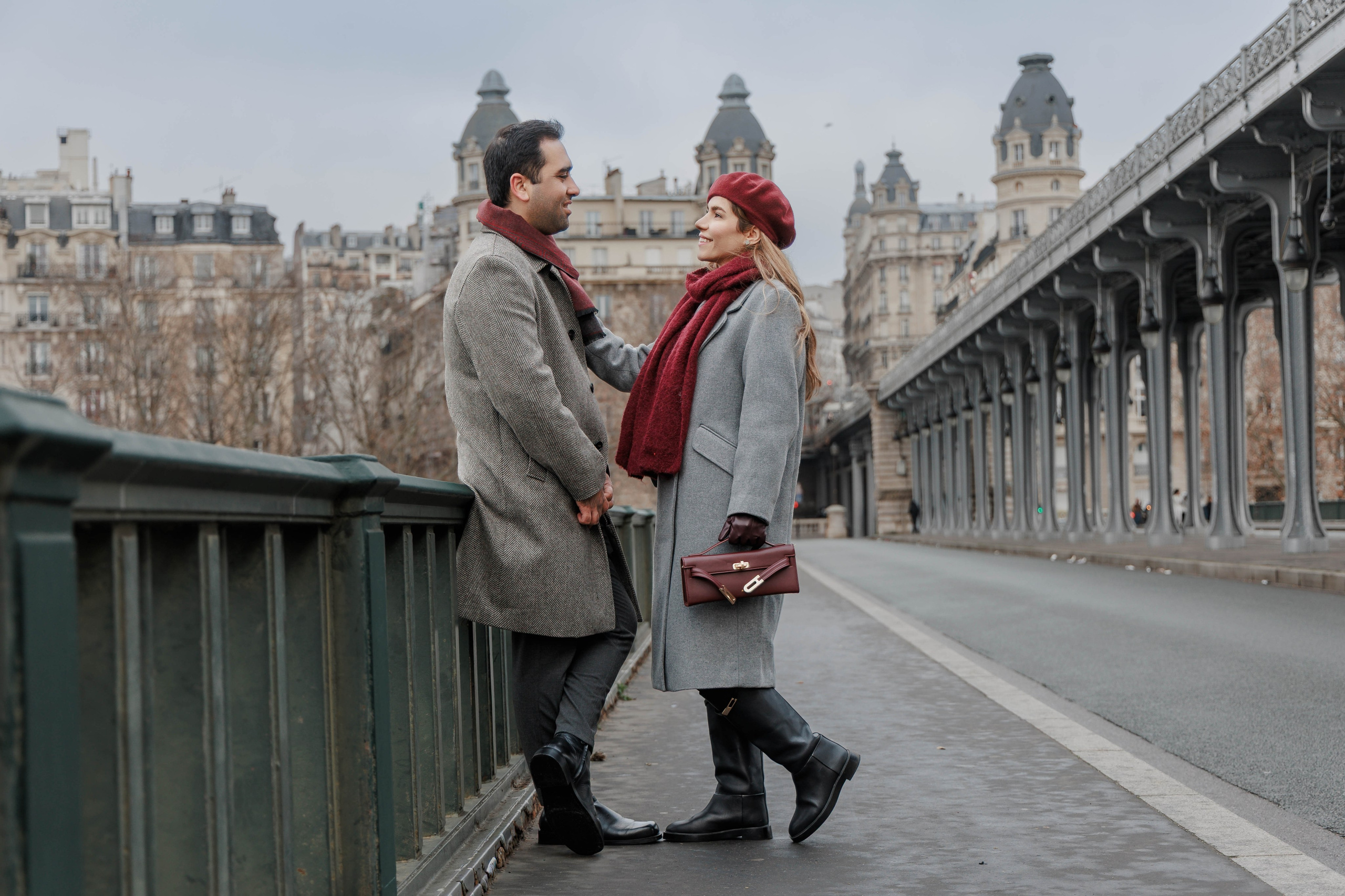 Bir-Hakeim Bridge in Paris — The Iconic Location for Luxury Proposal & Elopement Photography. Photographe à Paris
