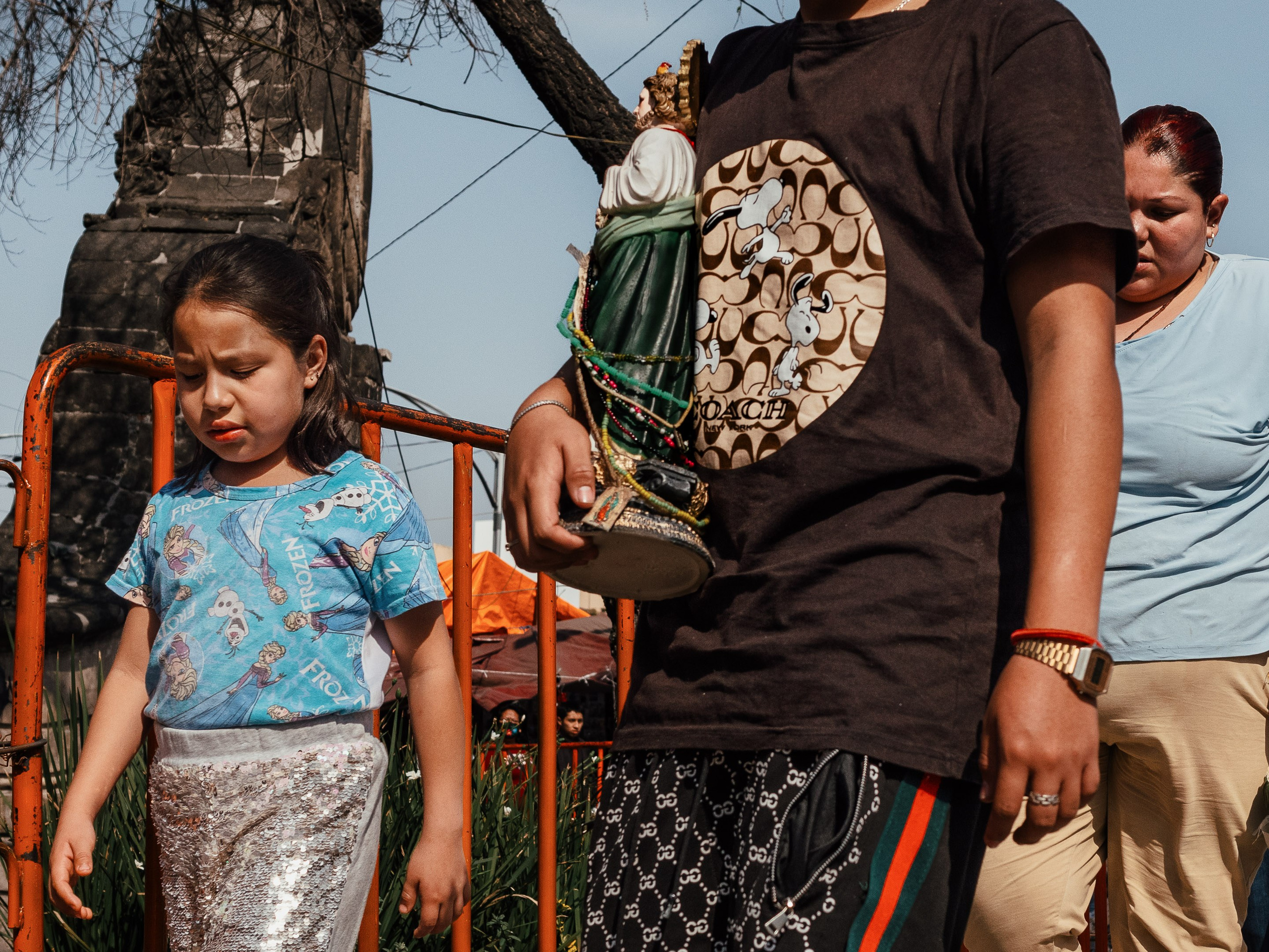 Celebration of St. Jude Thaddeus in the Church of St. Hippolytus and St. Cassian, Hidalgo, CDMX, Mexico. Federico Borobio, street and documentary photography.