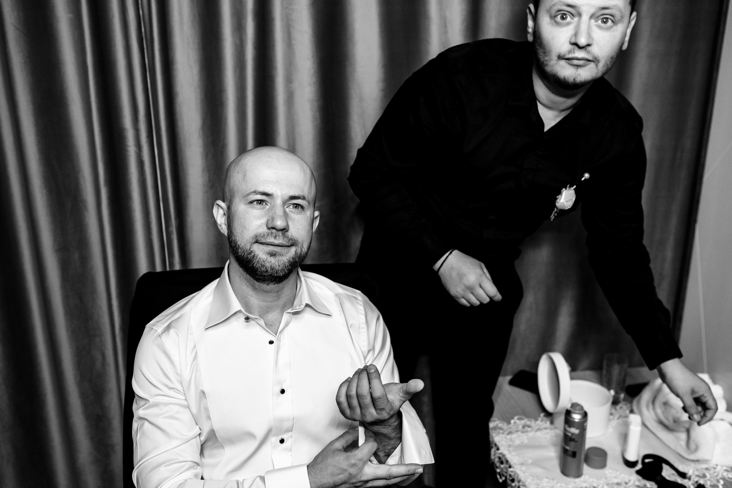 Una dintre cele mai reușite și naturale nunți la care am avut plăcerea să fac fotografii!Cred că atunci când ești cu persoana potrivită, totul decurge atât de natural iar în cazul lor cadrele vorbesc de la sine. O nuntă incheiată cu o super petrecere, la care efectiv nu s-a stat jos și la care, alături de cei dragi, au avut parte de petrecerea vieții lor!