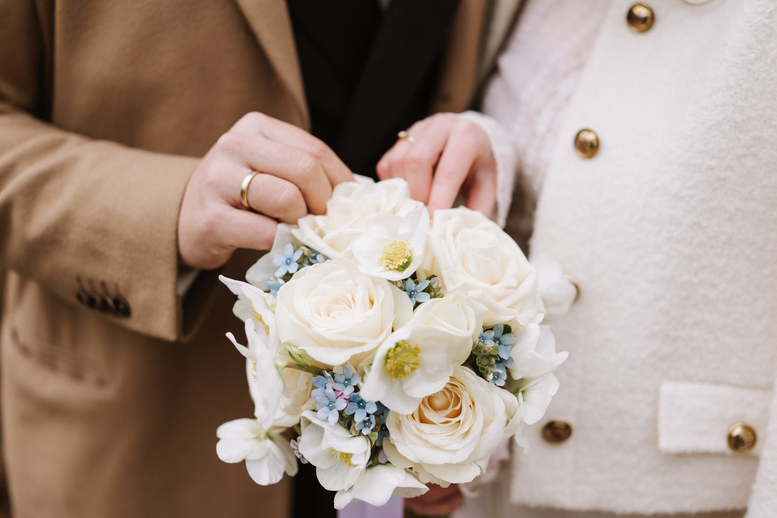 Klassischer weißer Brautstrauß mit Rosen und Lilien