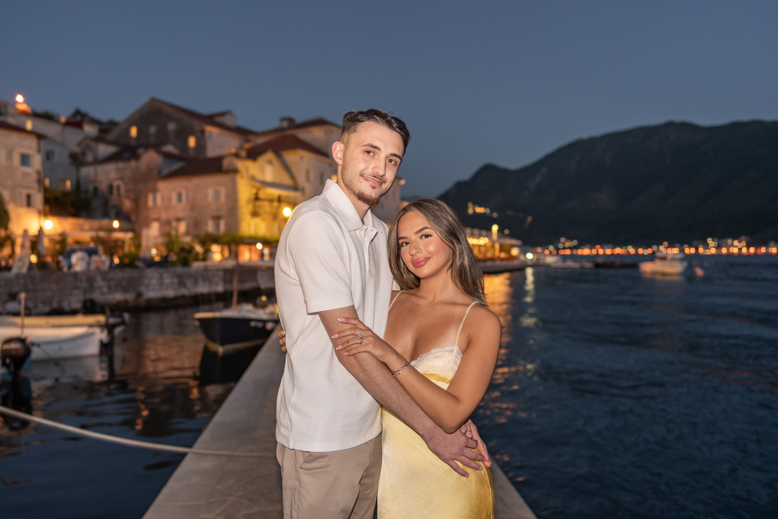 Etter solnedgang: Et sent kveldsfrieri på båt i Perast, Montenegro