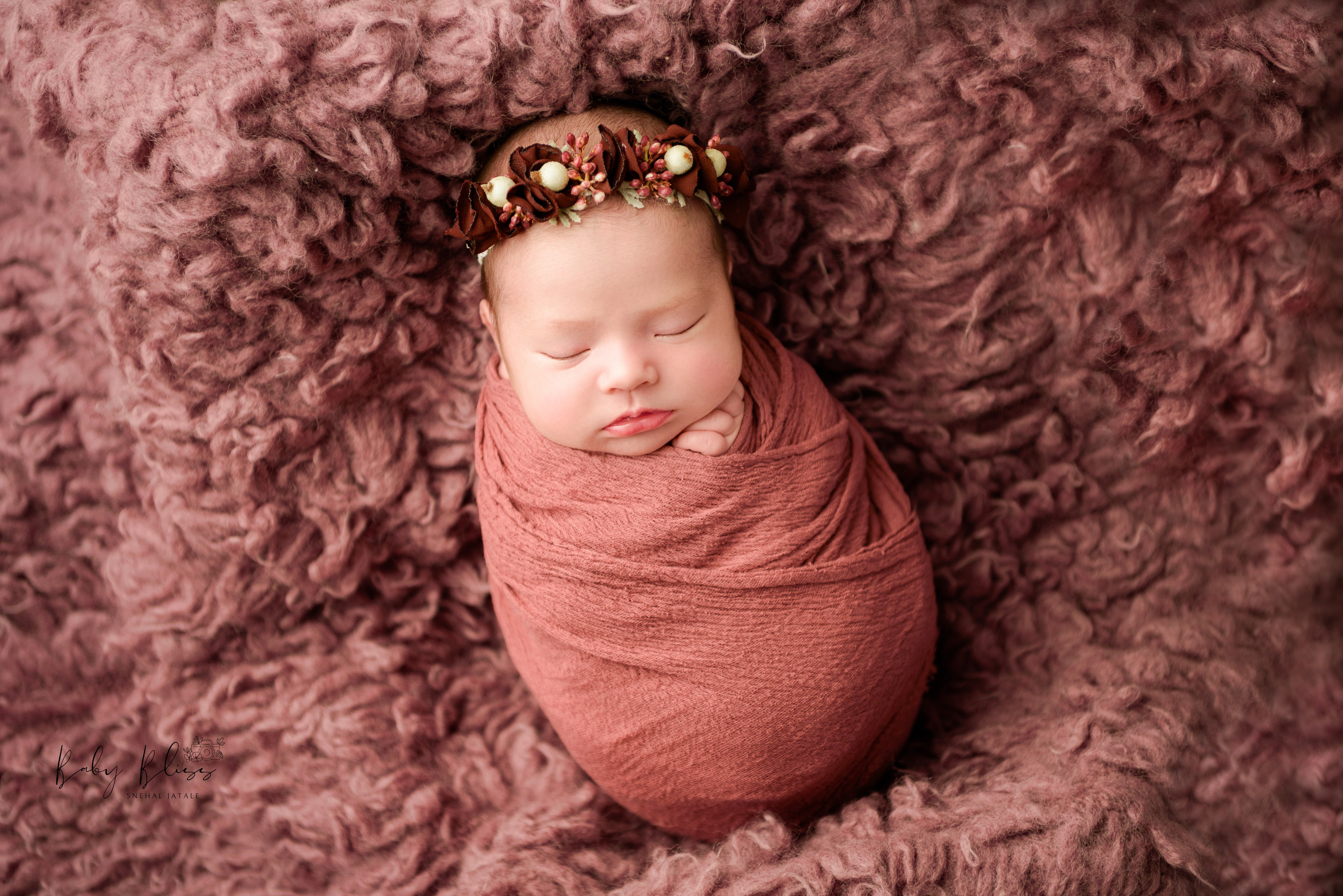 Best newborn photographer in Doha, Qatar. Best infant photoshoot in Doha, Qatar. Newborn photo session in Doha Qatar, baby, sitter, cake smash, pre-birthday, maternity, family photographer in Doha, Qatar