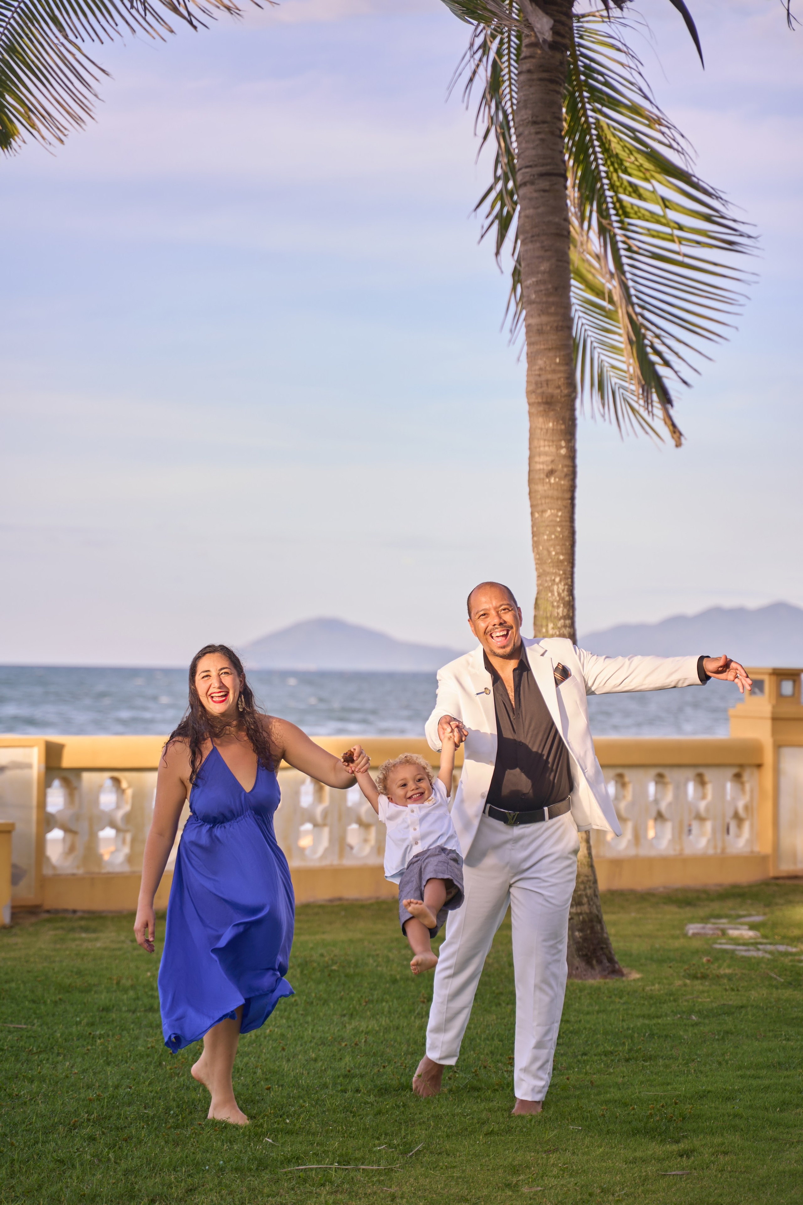 Photographer in Hoi An — Veronika Guzenko. Natural photoshoots for couples, families and solo travelers. Book your shoot today