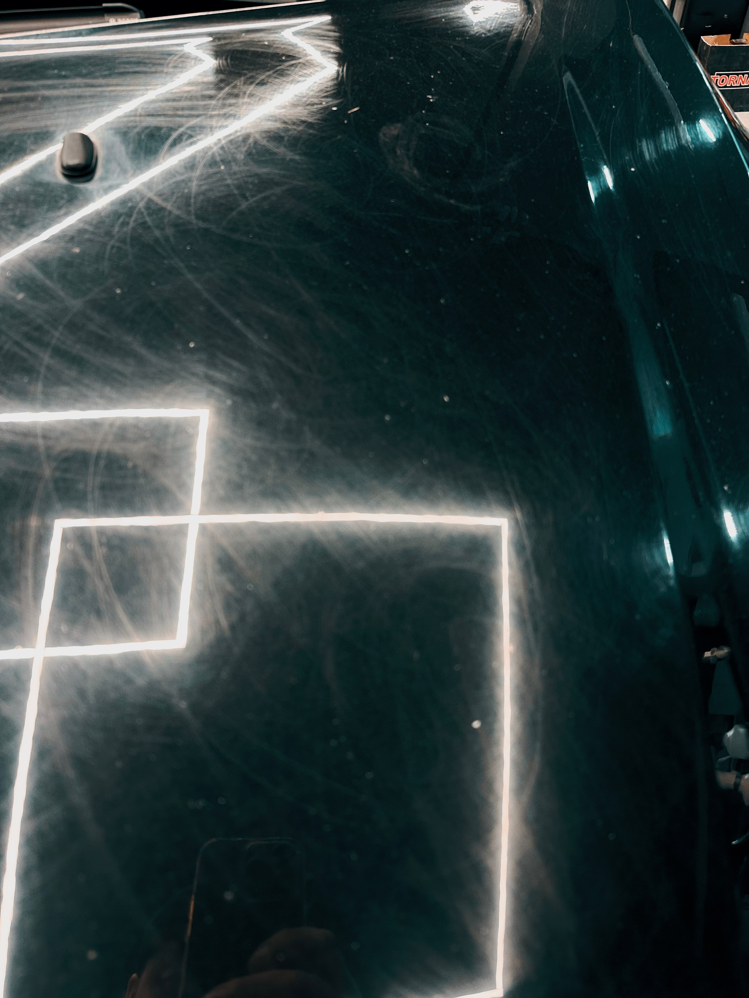 Капот автомобиля с глубокими царапинами перед началом полировки