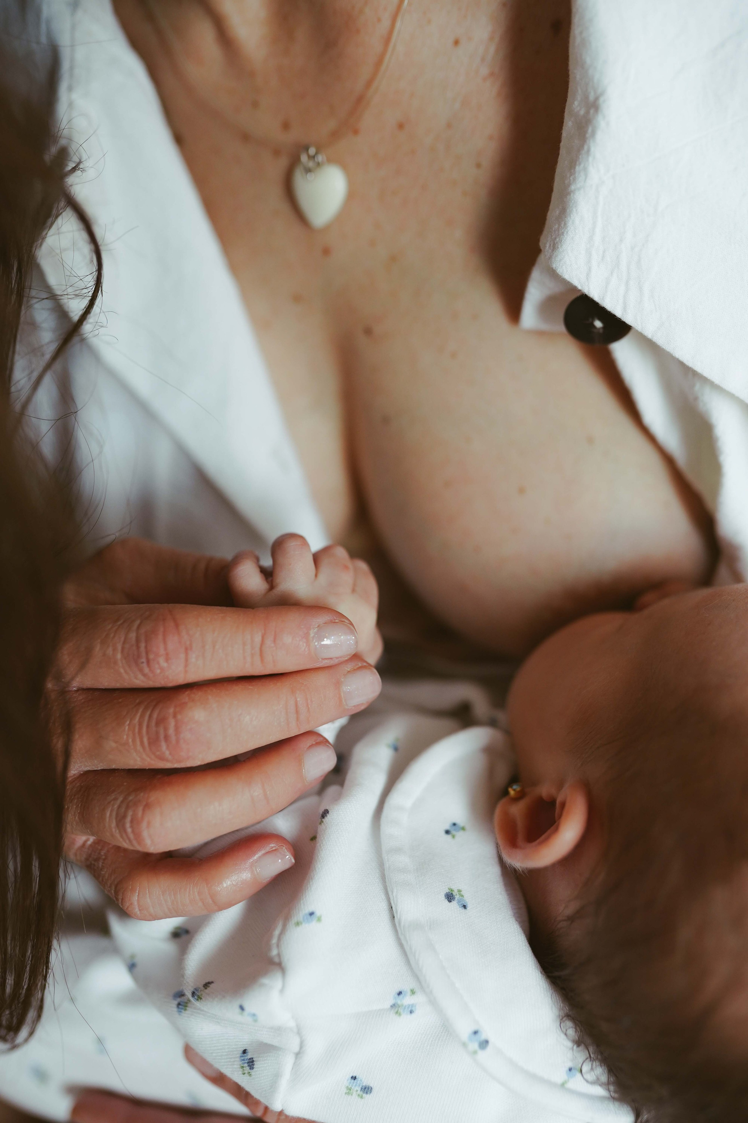 Inspira sesiune foto nou-nascut. Madalina Beda- Artist vizual, fotograf, doula la nastere, consultant babywearing Brasov si in toata tara