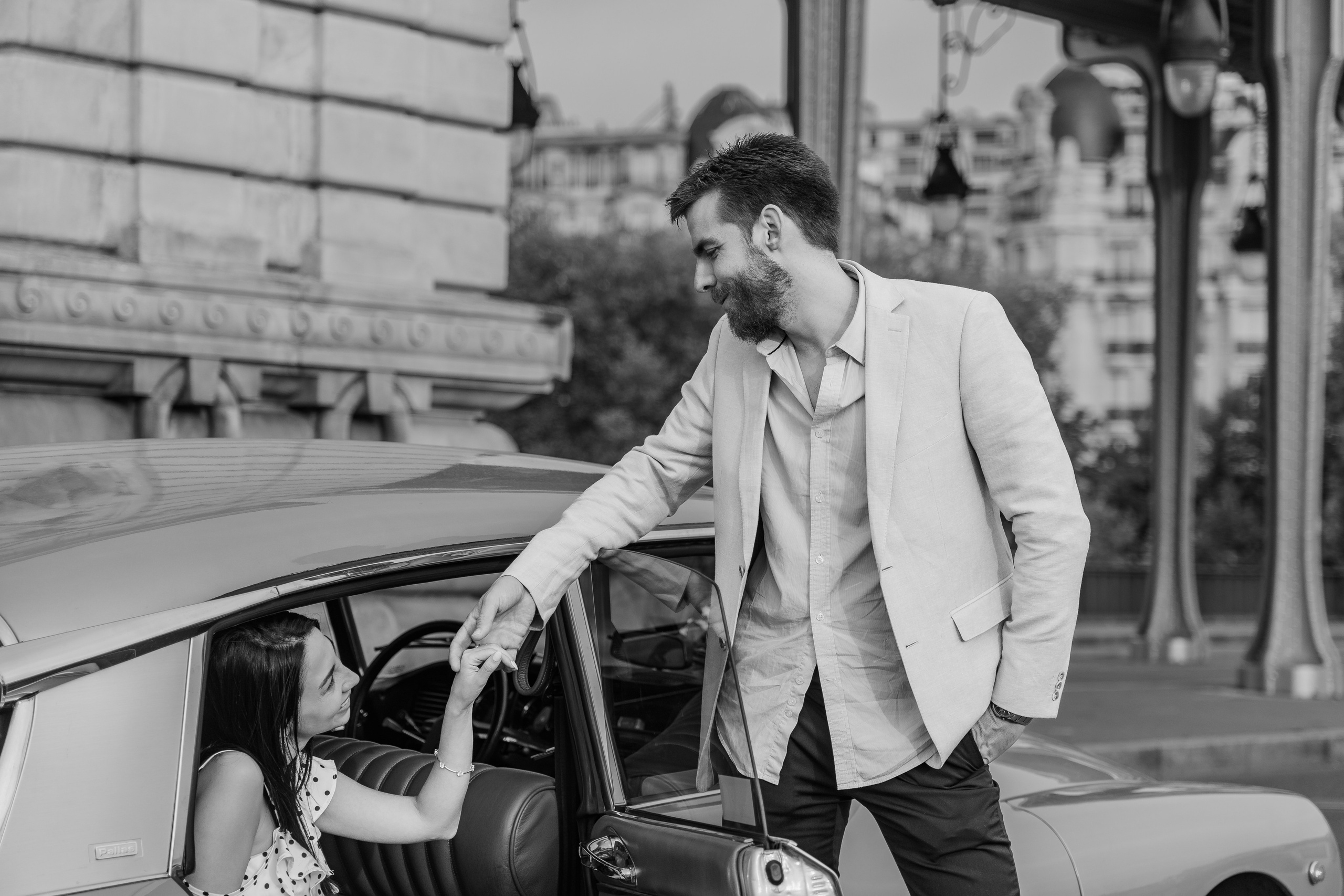 Bir-Hakeim Bridge in Paris — The Iconic Location for Luxury Proposal & Elopement Photography. Photographe à Paris