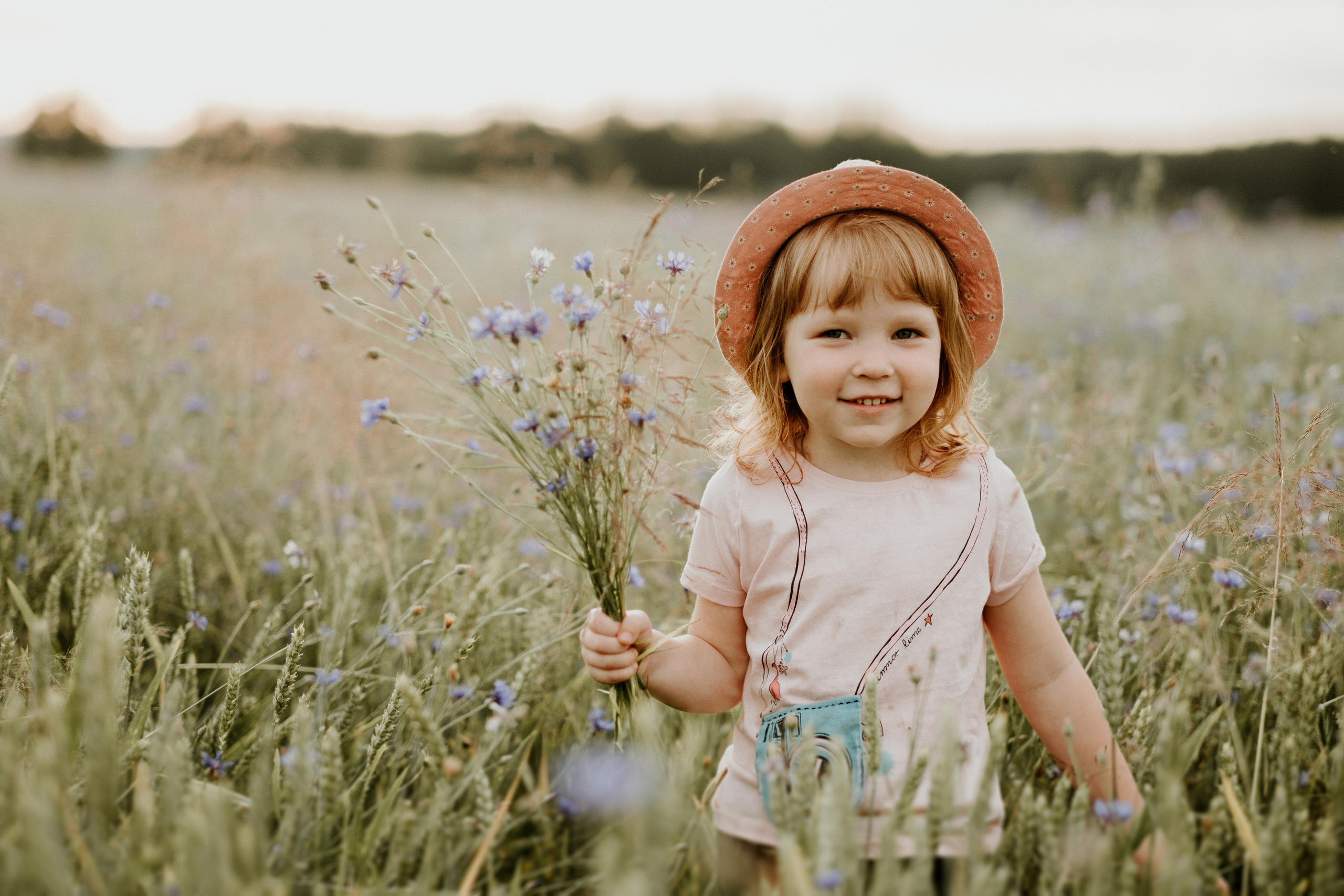 Fotosesijas asistenete. Kāzu × Ģimenes notikumu fotografs Edgars Kalniņš