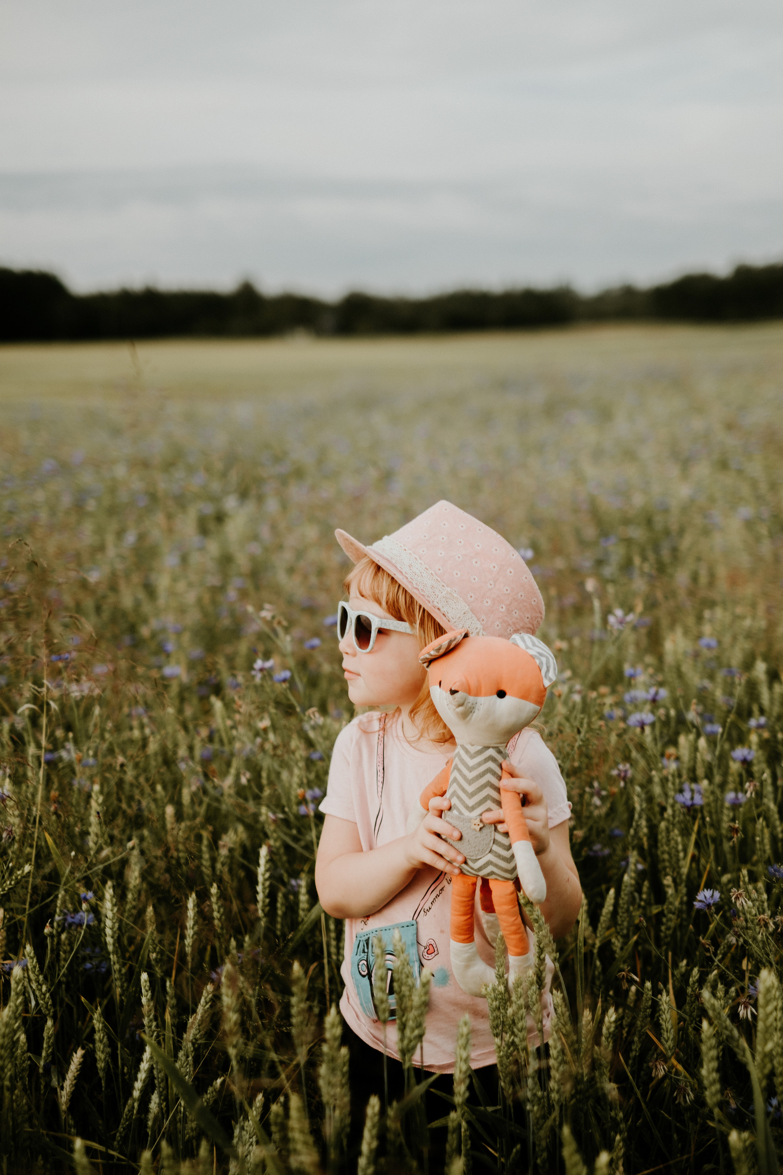 Fotosesijas asistenete. Kāzu × Ģimenes notikumu fotografs Edgars Kalniņš