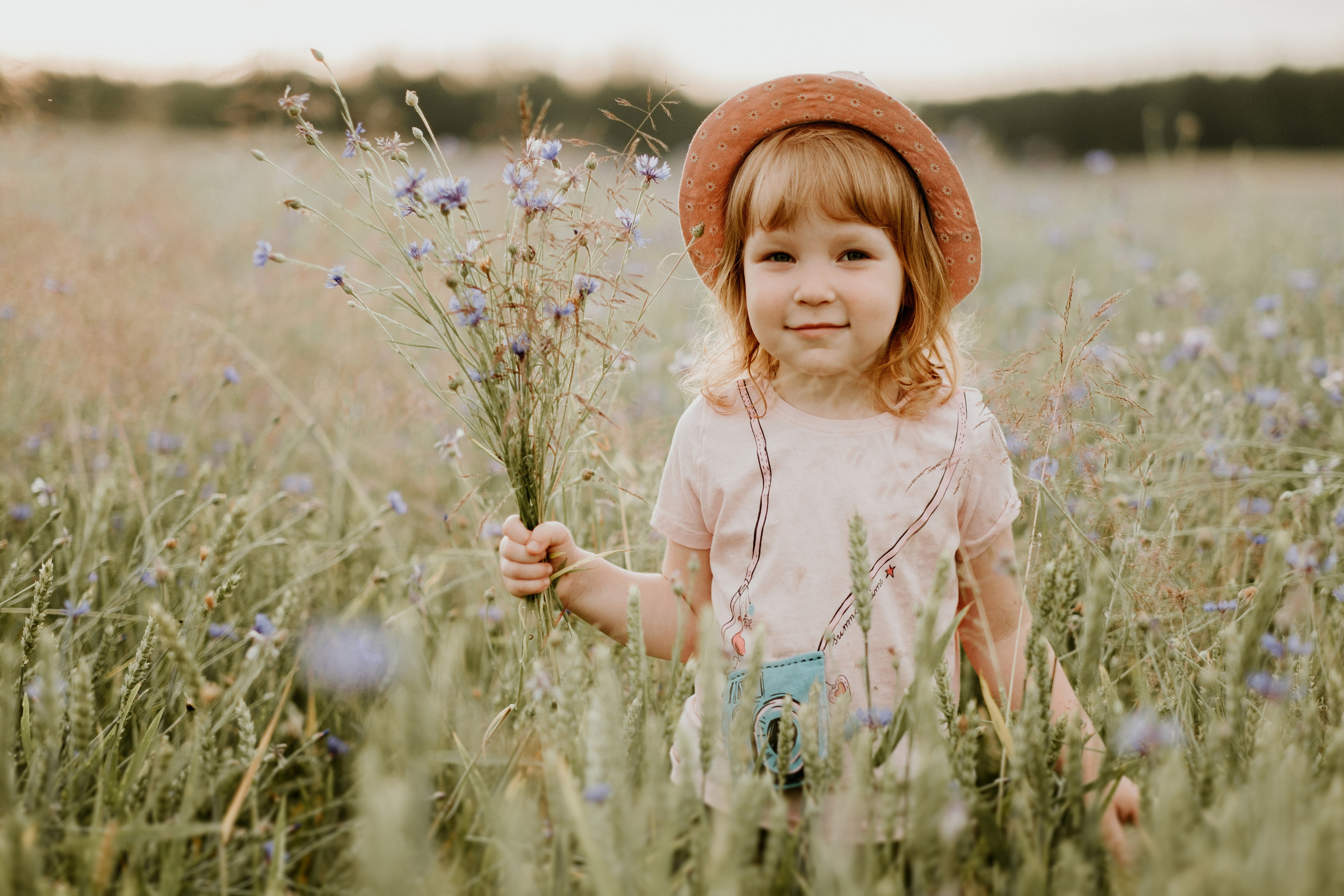 Fotosesijas asistenete. Kāzu × Ģimenes notikumu fotografs Edgars Kalniņš