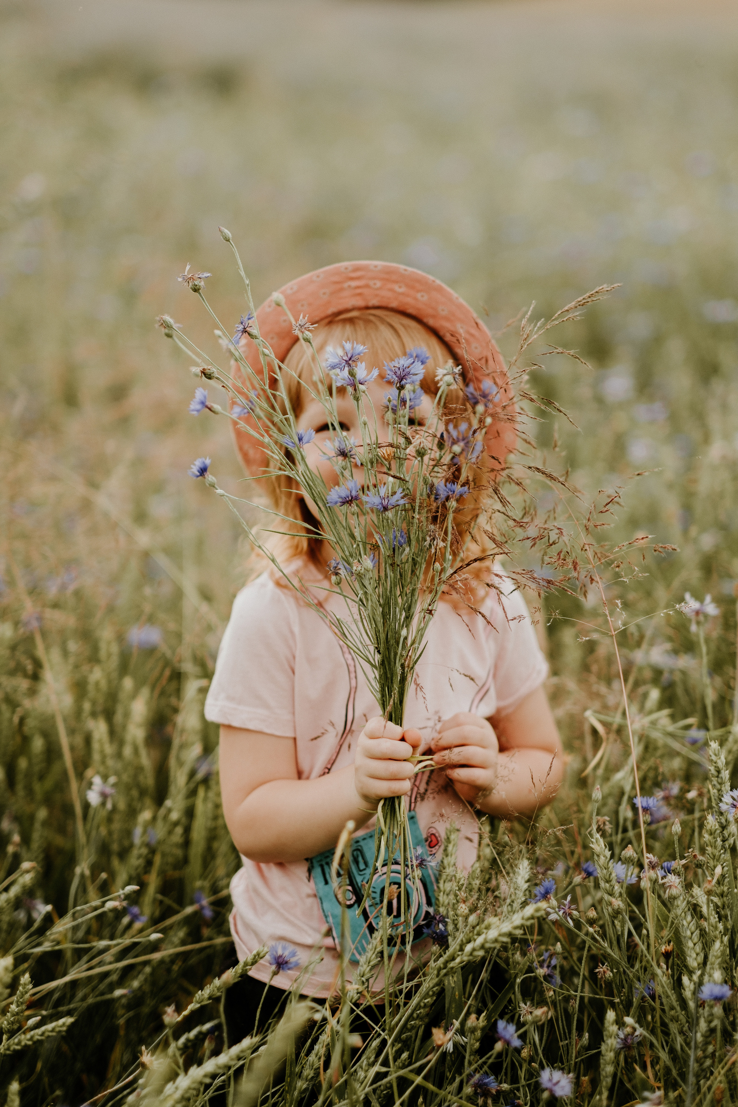 Fotosesijas asistenete. Kāzu × Ģimenes notikumu fotografs Edgars Kalniņš