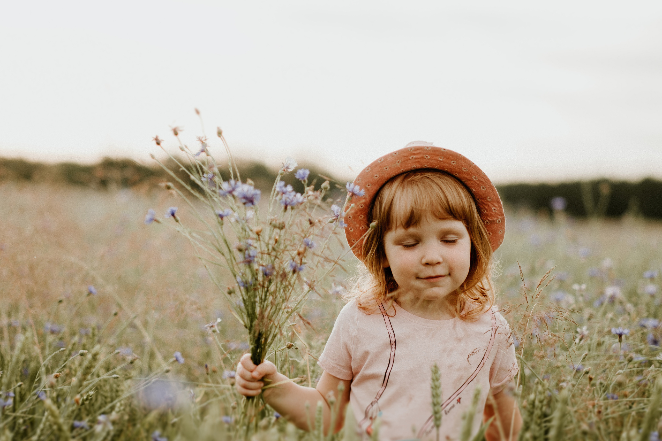 Fotosesijas asistenete. Kāzu × Ģimenes notikumu fotografs Edgars Kalniņš