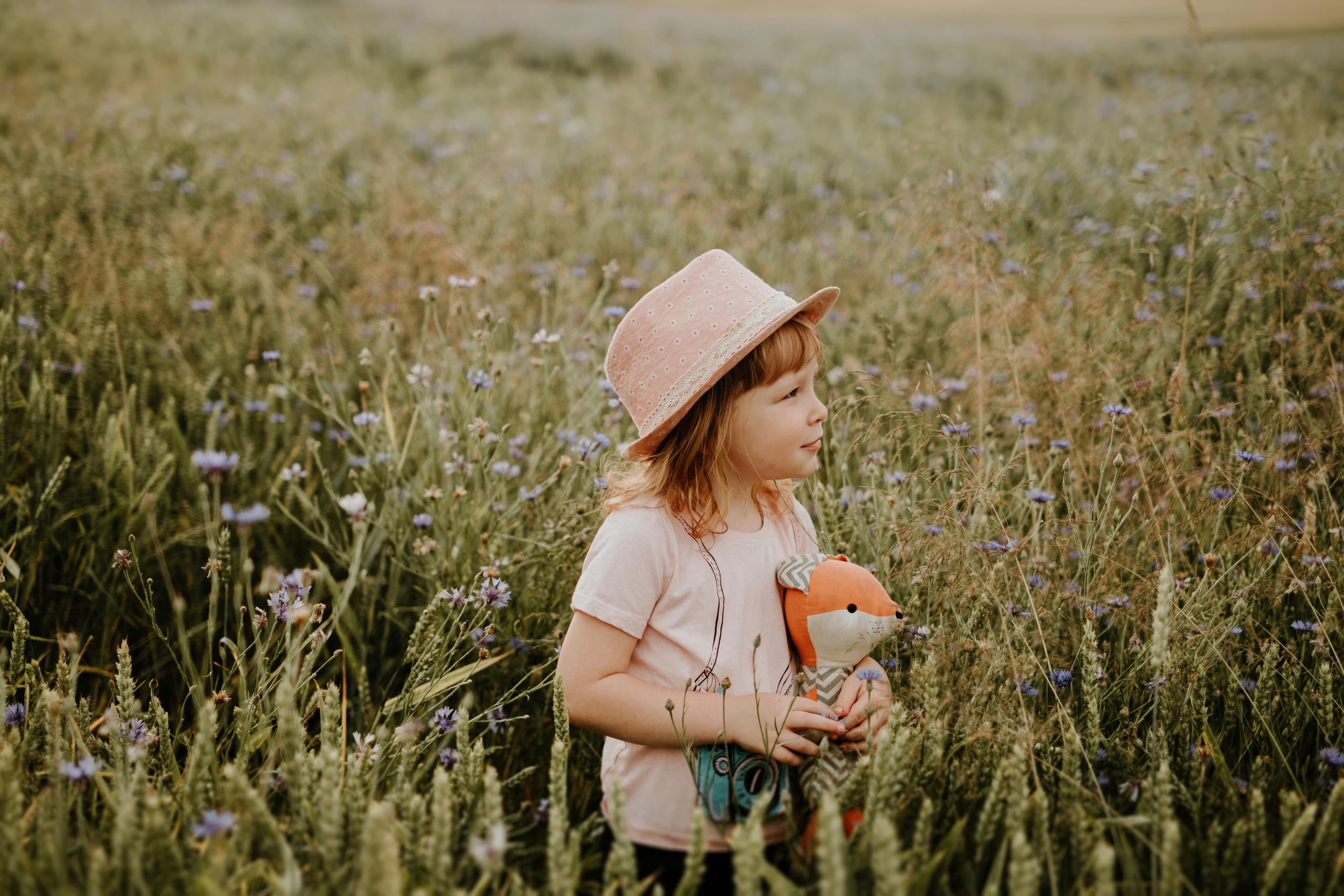 Fotosesijas asistenete. Kāzu × Ģimenes notikumu fotografs Edgars Kalniņš