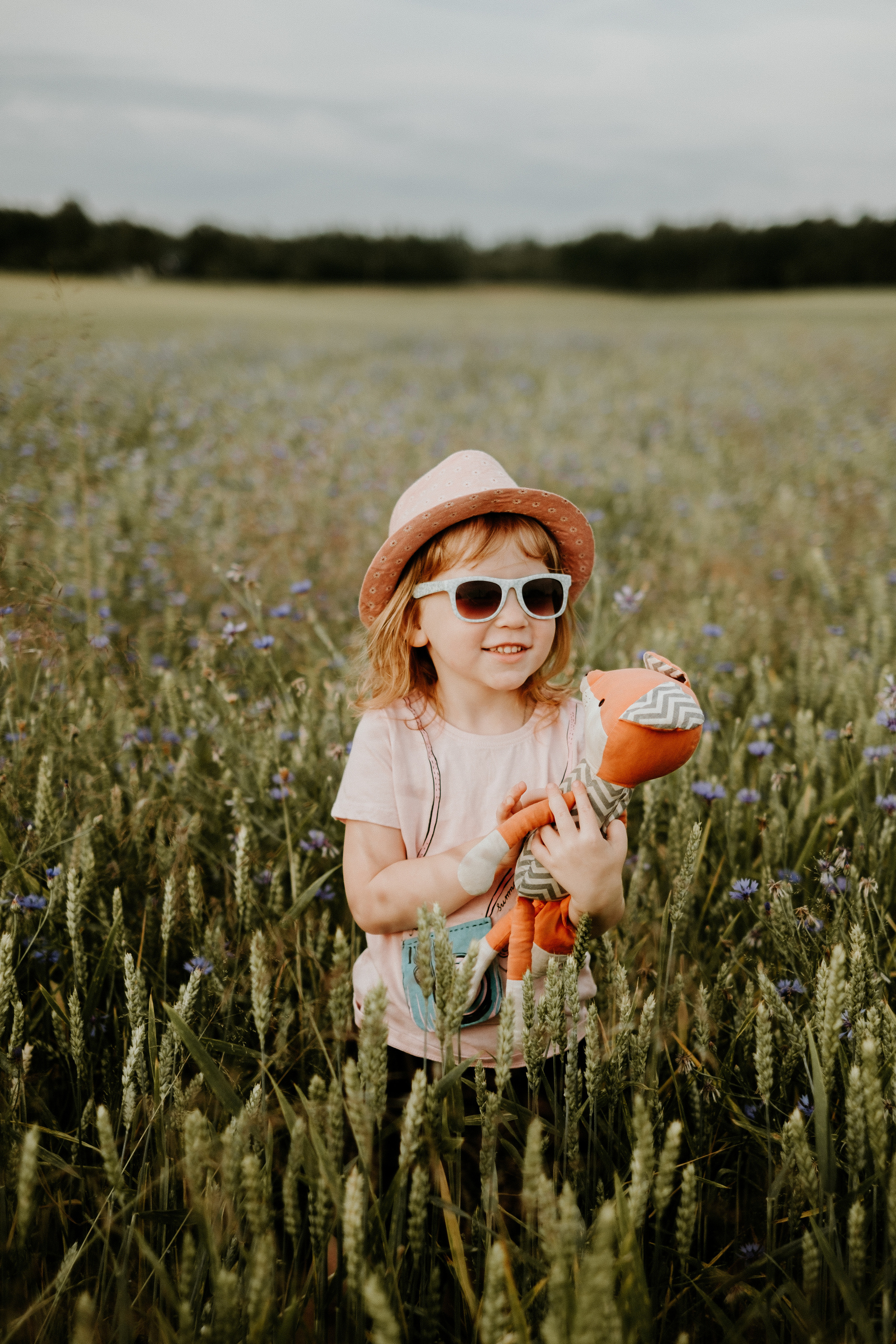Fotosesijas asistenete. Kāzu × Ģimenes notikumu fotografs Edgars Kalniņš
